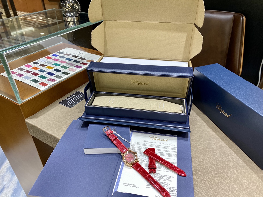 NO:394459,Happy New Year [Blessing] New Year limited edition Chopard Happy Diamond 'Chinese Red' The latest counter size is 33mm!  Produced by HW factory, happy and worry-free!  Swiss shell factory restores authentic 11 shell covers, polishes fine shell covers, dances happy diamonds, and every detail is perfectly restores authentic!  Choard's classic masterpiece, HaySort timepiece, is replaced with a festive festive dress, presenting a gorgeous dance with auspiciousness. The graceful and atmospheric pomegranate red dial reflects the current trend of sports and fashion, complementing the bright golden light of stars. The 33mm diameter case inspired by the golden ratio is made of 18K rose gold that meets ethical standards, and 8 agile diamonds are flying gorgeously among them. The lucky number '8' emphasizes the beautiful meaning of Najib's auspiciousness. This HaySort watch is equipped with a red leather strap and is equipped with an imported 9039 movement, restoring the authentic design without a calendar!  The movement is stable and zero reworked!  Red is as passionate as fire, eye-catching, revealing a unique personality. In this magnificent theater, bold affirmation with pretty colors, ignite enthusiasm and open a hug. Red also adds a hint of luck to this timepiece - in China, red symbolizes good luck and joy. The HaySort watch made in 18K rose gold that meets ethical standards has witnessed Choard's commitment to sustainable luxury products. The mother-of-pearl dial is gentle and bright, reflecting the ever-changing red light. The crocodile leather strap surrounds the wrist, and the ruby ​​inlaid on the crown has become the finishing touch of this exquisite timepiece, which is amazing. 8 bright diamonds protect the lucky timepiece In China, the symbolic meaning of the number '8' is particularly important. '8' is regarded as a lucky number and is a guarantee for success.  The digital '8' has a smooth and round shape, rich meaning and powerful force, and echoes the perfect proportion of the HaySort watch. The 33mm diameter case draws inspiration from the golden ratio, and the case is tightly seamed. The regular shape and the impeccable case provide an ideal space for the dazzling diamonds to sing in the crimson theater. Let the slogan of 'BeHay' (happy and worry-free) be integrated into the lucky protective timepiece!  ,chopard,chopard,crocodile skin,gold19860909新年好[福] 新年限量款 萧邦快乐钻石“中国红” 专柜最新尺寸33mm！ HW厂出品 快乐无忧！ 瑞士壳厂还原正品11壳套 打磨精细壳套 舞动的快乐钻石 每一个细节都完美还原正品！ Choard萧邦的经典杰作——HaySort时计换上充满喜庆的节日盛装,献上一场寓意吉祥的华美之舞.雍容大气的石榴红表盘,体现当下运动时尚的潮流趋势,与星点璀璨金光相得益彰,以黄金比例为灵感的33毫米直径表壳,采用符合伦理道德标准的18K玫瑰金打造,更有8颗灵动钻石在其间华丽飞舞,以幸运数字“8”强调其纳吉呈祥的美好寓意.此款HaySort腕表配备红色皮表带,搭载进口9039机芯,还原正品无日历一档设计！机芯稳定零返修！ 红色热烈如火,引人注目,流露出独特个性.在这富丽堂皇的剧场中,以俏丽绚色大胆肯定,点燃热情,张开拥抱.红色也为这款时计增添一丝幸运气息——在中国,红色象征着好运,也象征着喜悦.以符合伦理道德标准的18K玫瑰金打造的HaySort腕表,见证了Choard萧邦在可持续发展奢侈品方面恪守承诺.珍珠母贝表盘温润莹亮,折射出变幻万千的红色光芒,鳄鱼皮表带环绕手腕,表冠上镶嵌的红宝石成为这款精美时计臻品的点睛之笔,令人惊艳不已,8颗璀璨美钻,守护幸运时计 在中国,数字“8”的象征寓意尤为重要“8”被视为幸运数字,是开启成功的保障. 数字“8”造型流畅浑圆,蕴含丰富寓意与强大力量,与HaySort腕表的完美比例相互呼应,33毫米直径表壳从黄金比例汲取灵感,表壳严丝合缝.造型规整,无可挑剔的表壳,为璀璨美钻在绯红剧场中飞旋舞动提供了理想空间.让“BeHay”（快乐无忧）的口号,融汇于幸运护身时计之中！,,chopard,chopard,crocodile skin,gold,Watch