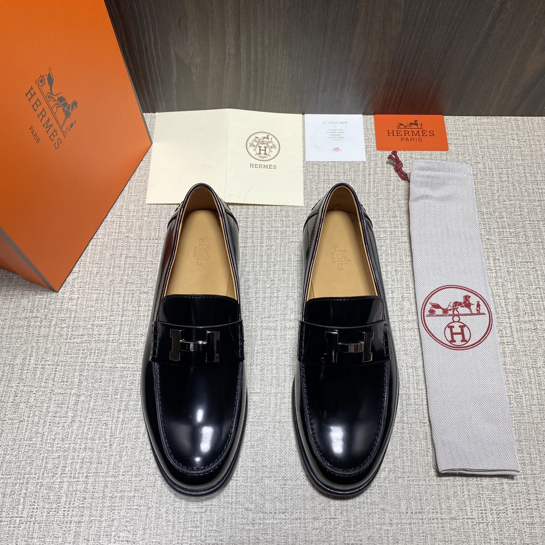 NO:344719,H Home New men's loafers, lazy one-footed loafers, leather shoes, casual and formal, made of imported cowhide/slim leather, upper decoration brand logo, metal H large buckle belt buckle, embellished upper, exquisite hand-stitching, workmanship details comparable to the counter, water-dyed cowhide, sweat-absorbing and odorproof, original genuine leather outsole composite rubber bottom, good grip performance, standard leather shoes size 38~44# (customized for size 45) batch,,loafers,cowhide,Leather soles19860909H家 新款男士便鞋上 懒人一脚蹬套脚乐福鞋皮鞋 可休闲可正装 采用进口牛皮/开边珠亮皮打造 鞋面饰品牌标识 金属H大扣皮带扣 点缀鞋面 精致手工缝线 做工细节堪比专柜 水染牛皮内里 吸汗防臭 原版真皮大底复合橡胶底片 抓地性能好 标准皮鞋码数38～44#（45码定做） 批,,loafers,cowhide,Leather soles,Men's shoes