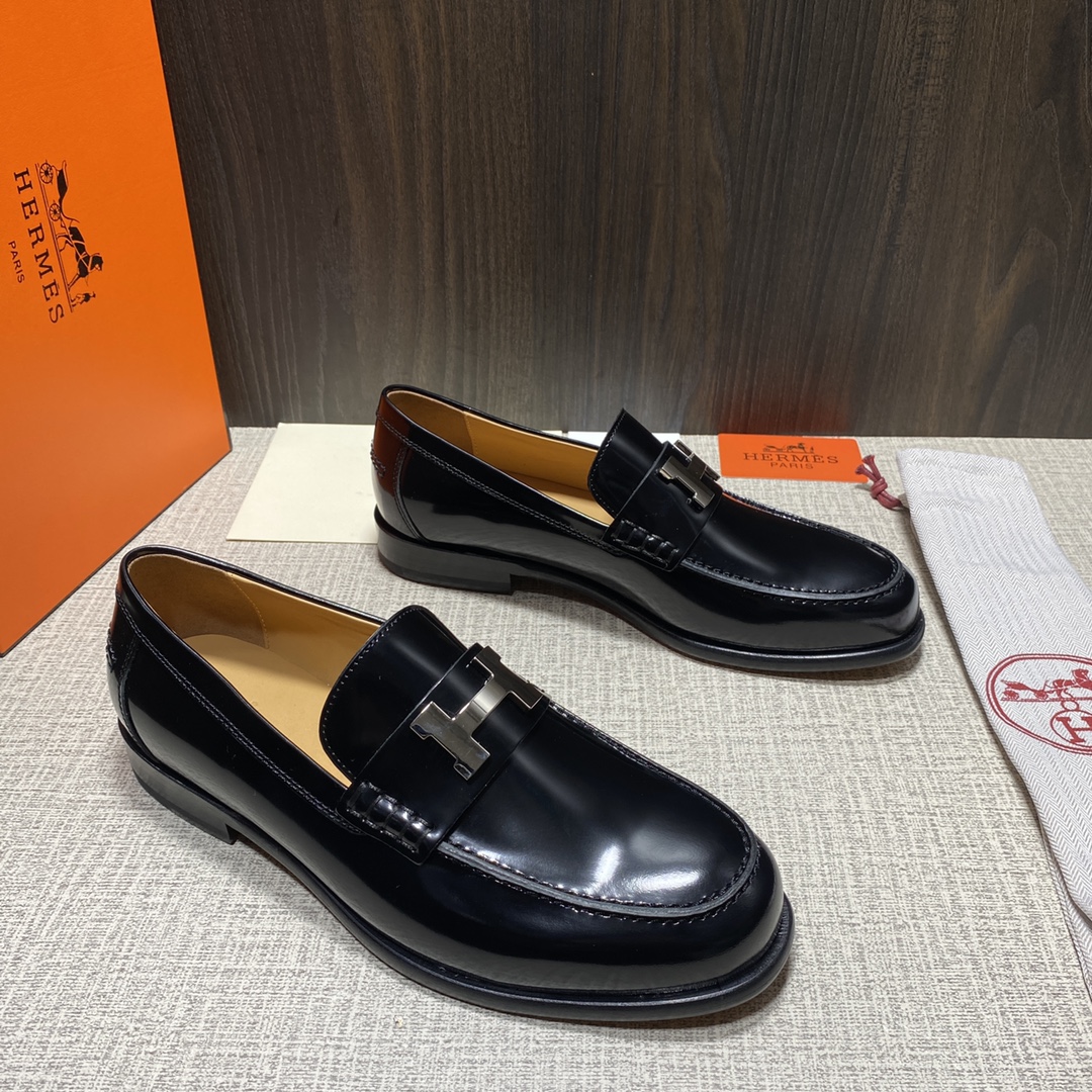 NO:344739,H Home New men's loafers, lazy one-footed loafers, leather shoes, casual and formal, made of imported palm-print cowhide/slim leather, upper decoration brand logo, metal H large buckle belt buckle, embellished upper, exquisite hand-stitching, workmanship details comparable to the counter, water-dyed cowhide, sweat-absorbing and odorproof, original genuine leather outsole composite rubber bottom, good grip performance, standard leather shoes size 38~44# (customized for size 45) batch,,loafers,cowhide,Leather soles19860909H家 新款男士便鞋上 懒人一脚蹬套脚乐福鞋皮鞋 可休闲可正装 采用进口手掌纹牛皮/开边珠亮皮打造 鞋面饰品牌标识 金属H大扣皮带扣 点缀鞋面 精致手工缝线 做工细节堪比专柜 水染牛皮内里 吸汗防臭 原版真皮大底复合橡胶底片 抓地性能好 标准皮鞋码数38～44#（45码定做） 批,,loafers,cowhide,Leather soles,Men's shoes