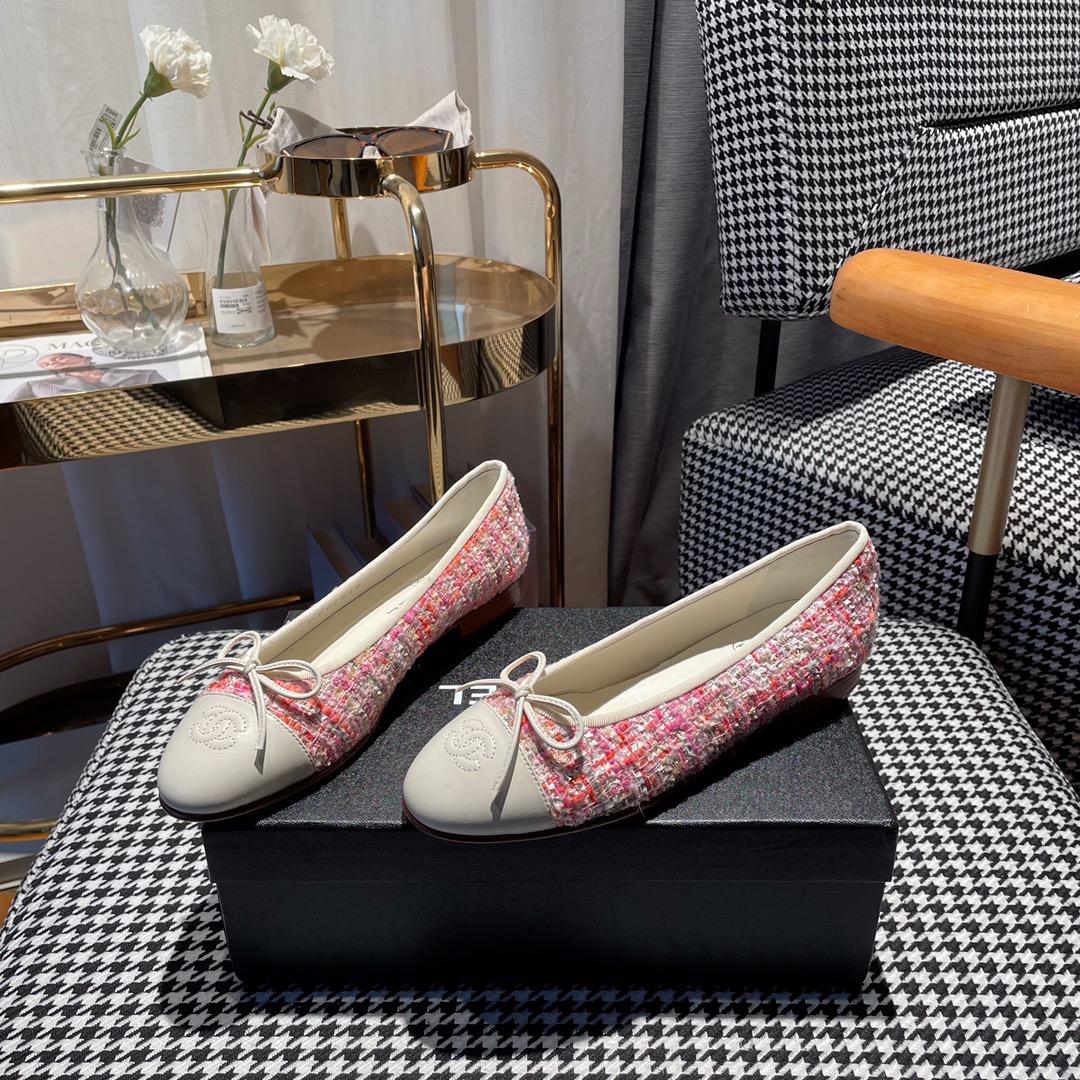 NO:225071,CHANEL has been updating the color scheme - counter synchronization. A classic and elegant light luxury style is specially shared for fashion goddesses. There are 10,000 recommendations from the cabinet sister. Don’t bother with basics. The counter has been sold for decades. The classics always become newer... Higher version, the shoe shape, the classic apricot color is even more flower-heavy-industrial molding fabric, zero color difference for the version, and the counter is newly launched simultaneously!  The inner foot pad is made of soft sheepskin, delicate and comfortable, pursues perfectionism in the foot, genuine leather sole, details determine vitality, the sole edge is very craftsmanship, hand polished, smooth and smooth, standard size 3539 (40 custom made without return and exchange) detailed packaging combination matching, ballet shoes, chanel, sheepskin, Leather soles19860909CHANEL 一直更新配色——专柜同步 减龄经典优雅轻奢款,专为时尚女神分享,柜姐一万个推荐,小主们别嫌基础,专柜也是一卖几十年,经典总是愈久弥新…… 高版本,对版鞋型,经典杏色更是花重工开模面料,对版零色差,多种面料专柜同步上新！ 内里垫脚采用柔软绵羊皮,细腻舒适,追求脚感完美主义,真皮大底,细节决定活力,鞋底边非常讲究工艺,手工打磨,光滑顺溜,标准尺码 3539（40定做不退换）细致到位包装组合配套,芭蕾舞鞋,chanel,sheepskin,Leather soles,Women's Shoes