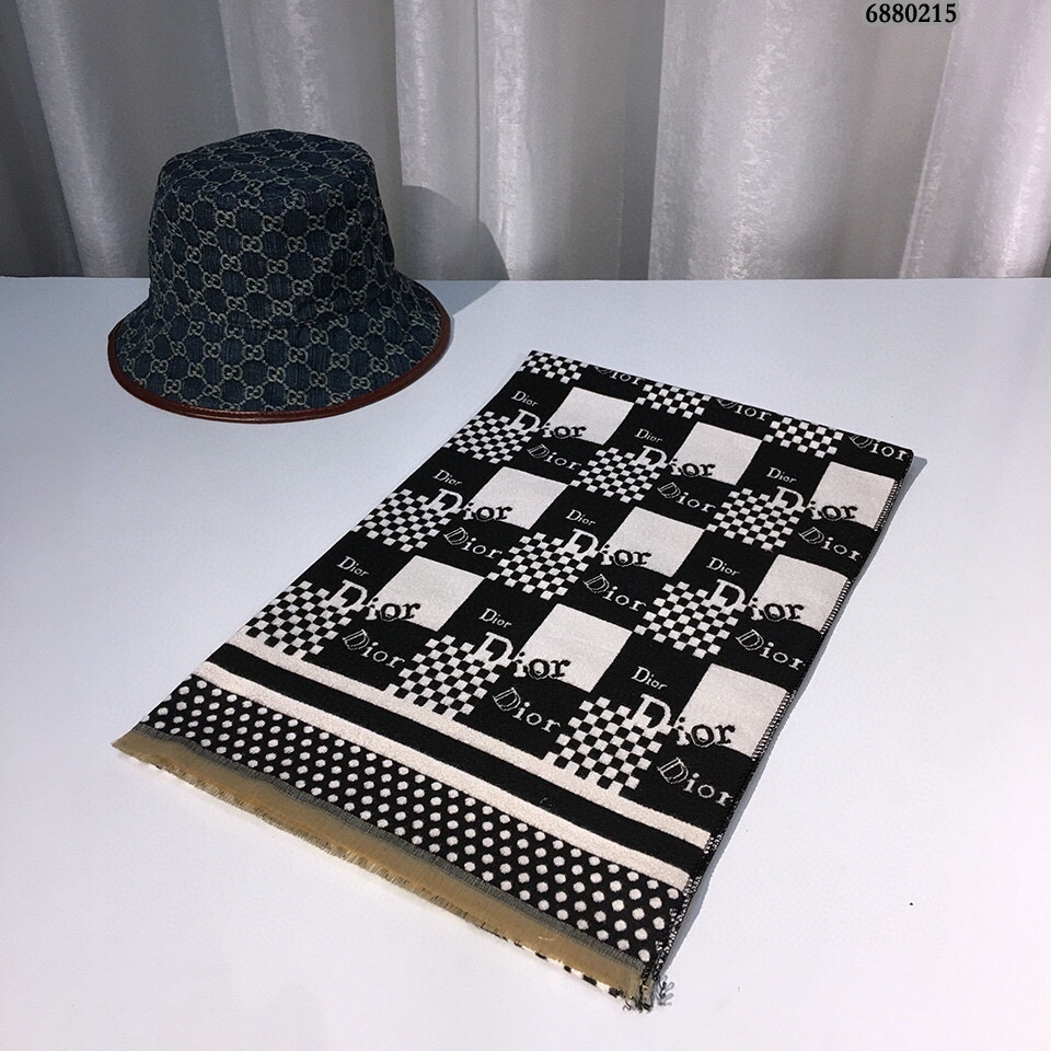 极品 Dior 迪奥 大胆创新力作 是奢华高贵与有序排列的LOGO碰撞一起 迸发出来的火花 迷人的色彩艳丽夺目 双面图案重新引领潮流 以没有规则 没有限制为设计理念 简约的线条却能尽显女性柔美气质 围在身上尽显儒雅气度和爽洁不俗 采用别致的面料和精致的制作工艺 让你站在时尚的最前沿 180*706880215