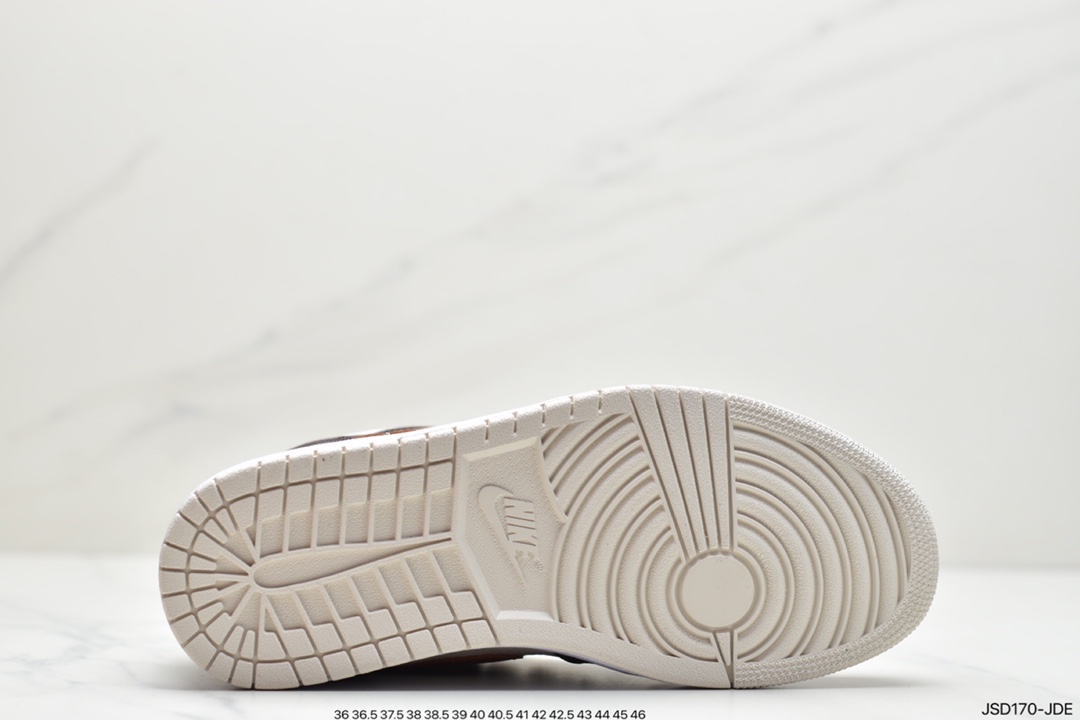 200  AIR JORDAN 1 MID鞋面以大面积皮革搭配麂皮面料制成DO6699-200