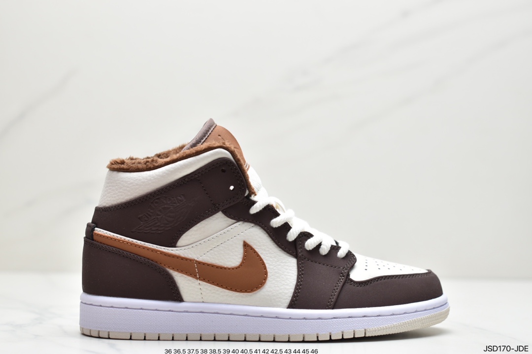 200  AIR JORDAN 1 MID鞋面以大面积皮革搭配麂皮面料制成DO6699-200