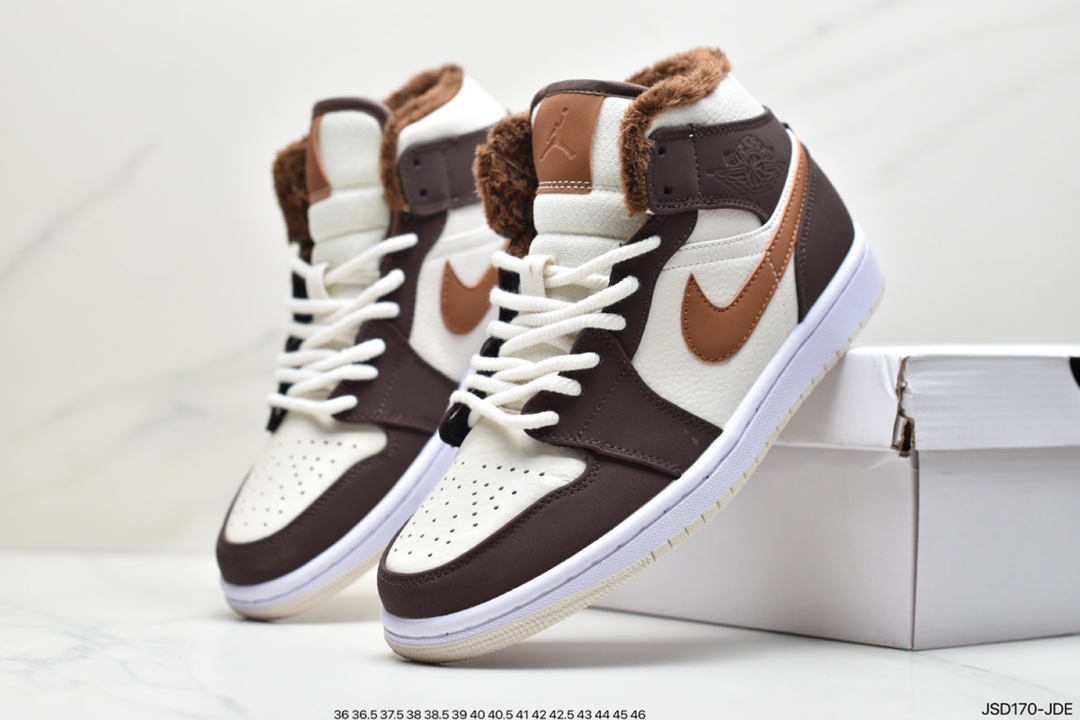 200  AIR JORDAN 1 MID鞋面以大面积皮革搭配麂皮面料制成DO6699-200