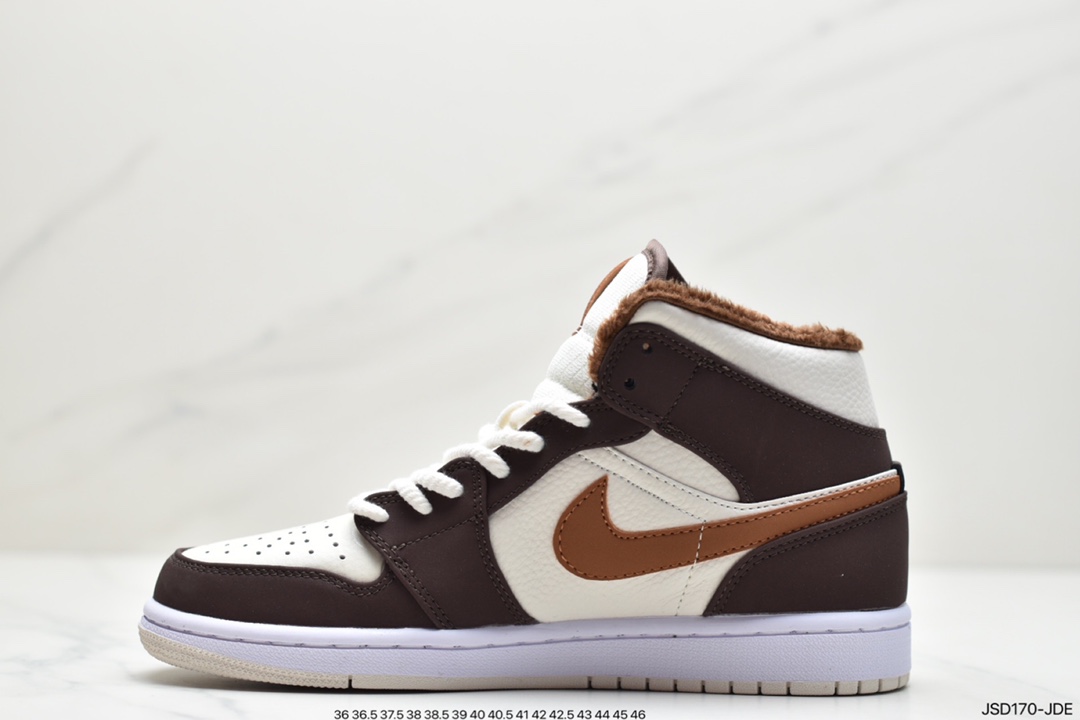 200  AIR JORDAN 1 MID鞋面以大面积皮革搭配麂皮面料制成DO6699-200