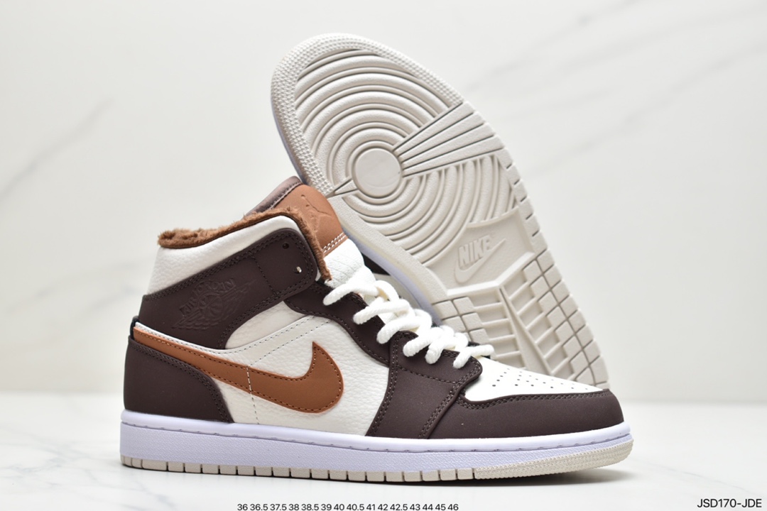 200  AIR JORDAN 1 MID鞋面以大面积皮革搭配麂皮面料制成DO6699-200
