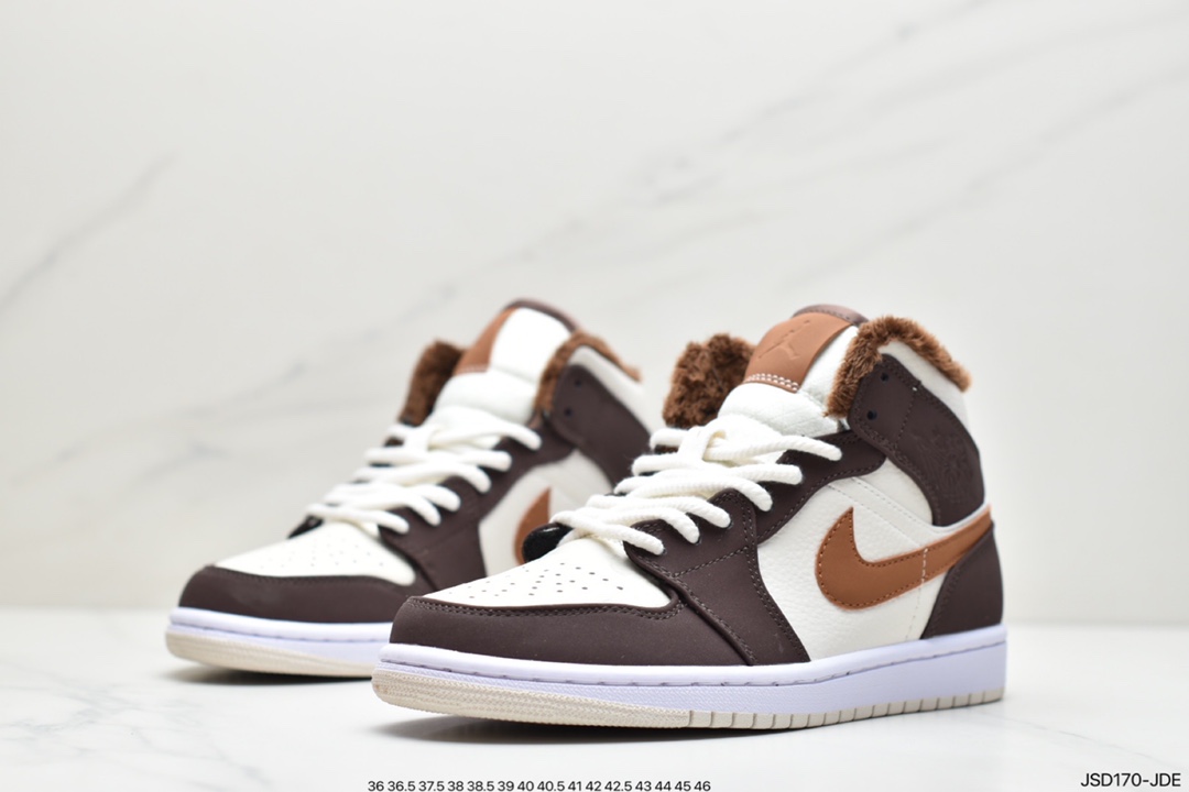 200  AIR JORDAN 1 MID鞋面以大面积皮革搭配麂皮面料制成DO6699-200