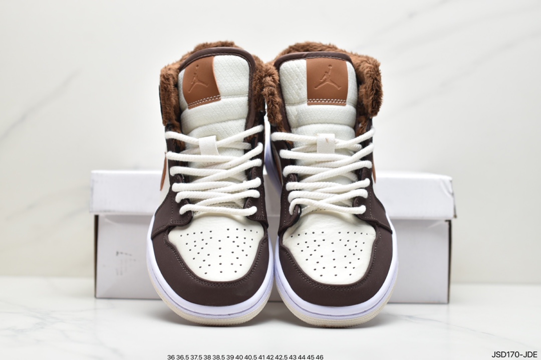 200  AIR JORDAN 1 MID鞋面以大面积皮革搭配麂皮面料制成DO6699-200