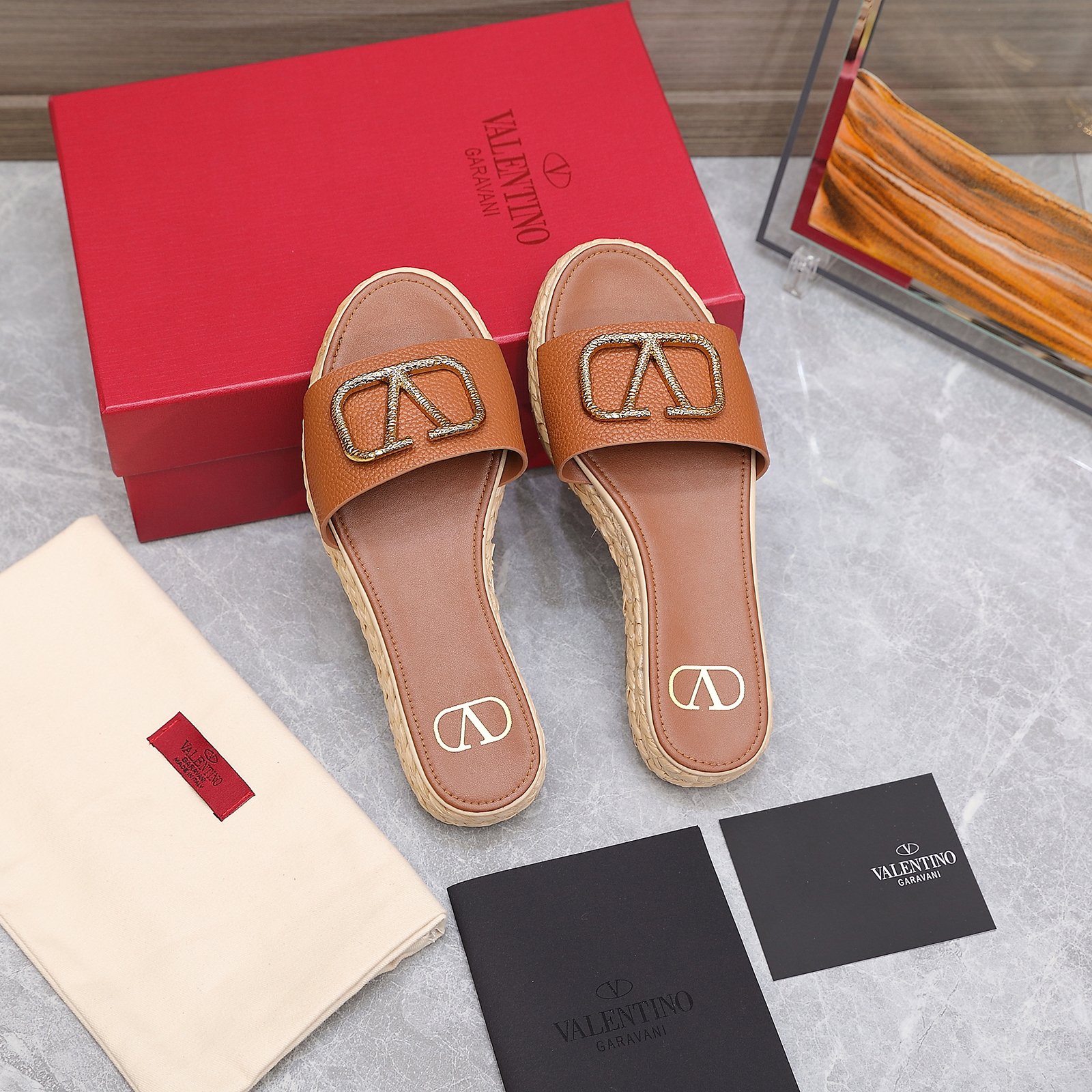 . Valentino/Valentino VT 2022 logotipo de metal más nuevo cuero piel grueso fondo zapatillas zapatos