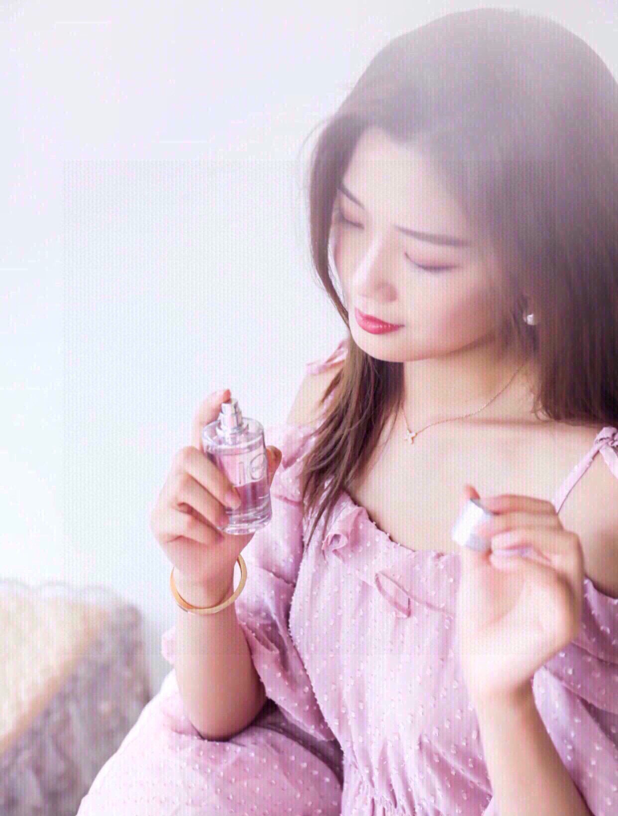 P F 100🔻专柜版🔺
💬磁吸 盖/ED P/ 90M L
DIO R 迪 奥 2018新款JOY DE DIOR悦之欢女士
大表姐Jennifer lawrence极致心动代言。
万众瞩目 中国 上海 全外滩都已经被这款最新款迪 奥悦之欢给包了
简介:
明亮的瓶身散发着珍贵的气息。生动的亮银、悦粉色的香氛,将女性气质展露无遗。闪熠的银线缠绕瓶盖,宛如一件轻巧珍宝,瓶身精致雕琢着DIOR字母,圆润的“O”曼妙环绕着香氛名。欢快的脉搏,伴着Dior迪奥的心跳,悦然而动。
前调:佛手柑 橘子 橙子
中调:玫瑰 茉莉
后调:麝香 檀木香