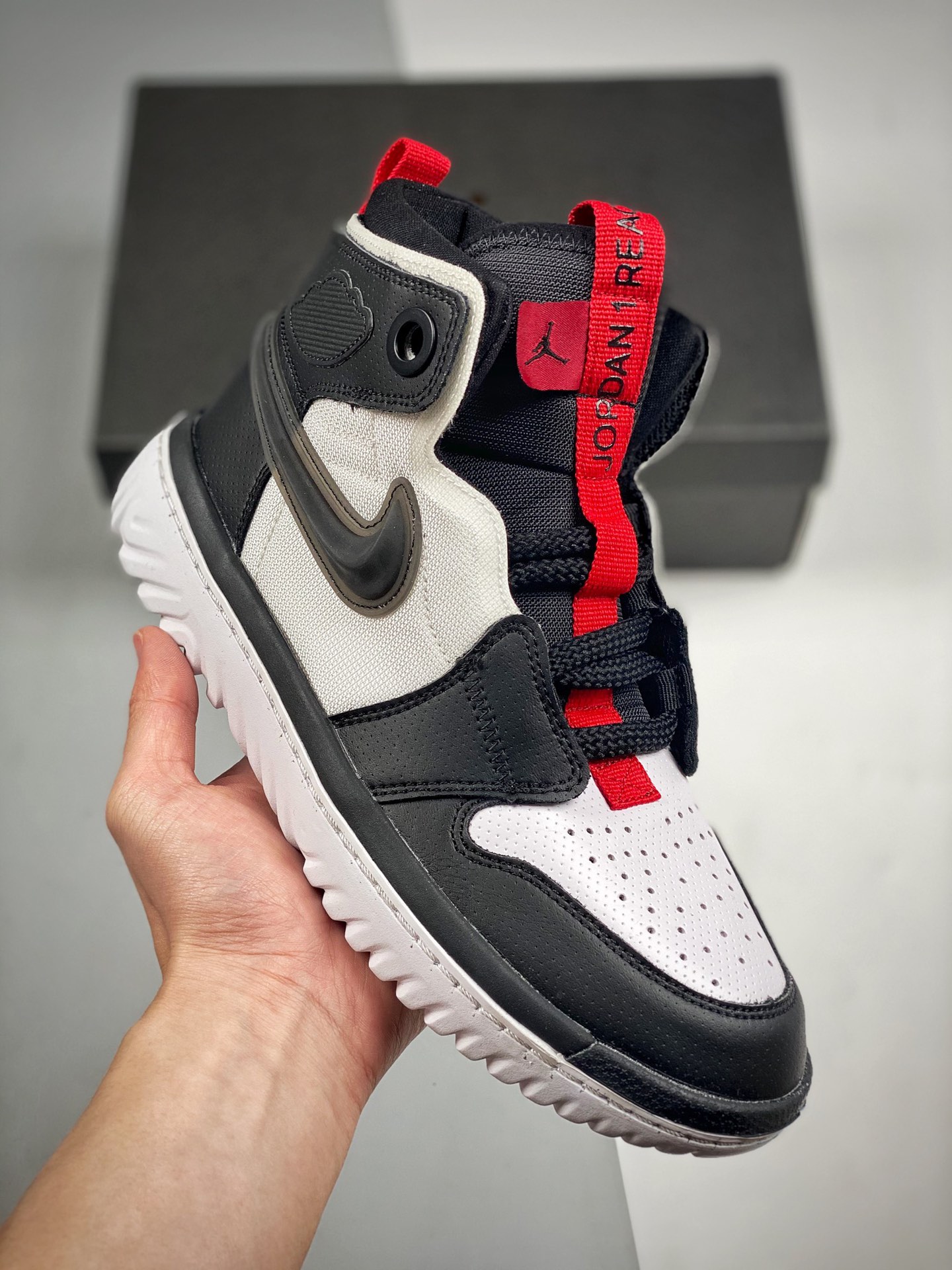 Air Jordan 1 High React, estilo funcional. Nacido en 1985, el Air Jordan 1 no destacaba en comodidad, pero combinado co…