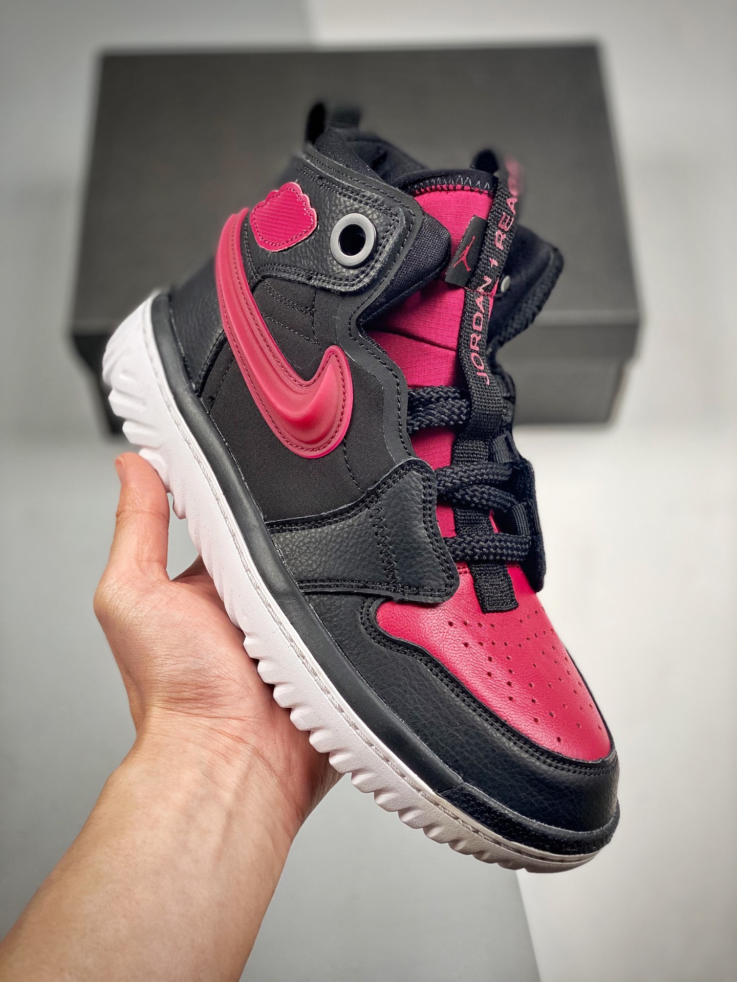 Air Jordan 1 High React estilo funcional. Nacido en 1985, el Air Jordan 1 no destacaba por su comodidad, pero combinado…