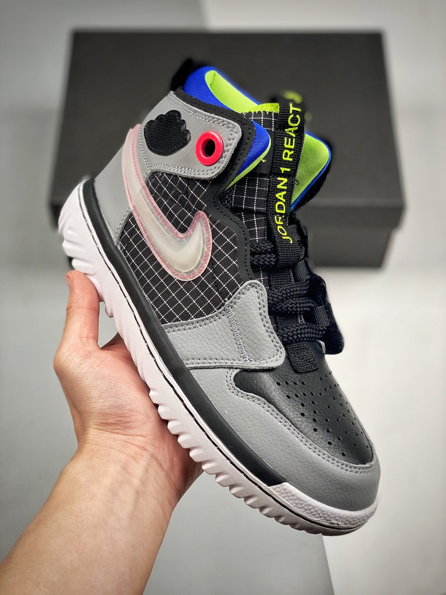 Air Jordan 1 High React estilo funcional. Nacido en 1985, el Air Jordan 1 no destacaba por su comodidad, pero combinado…