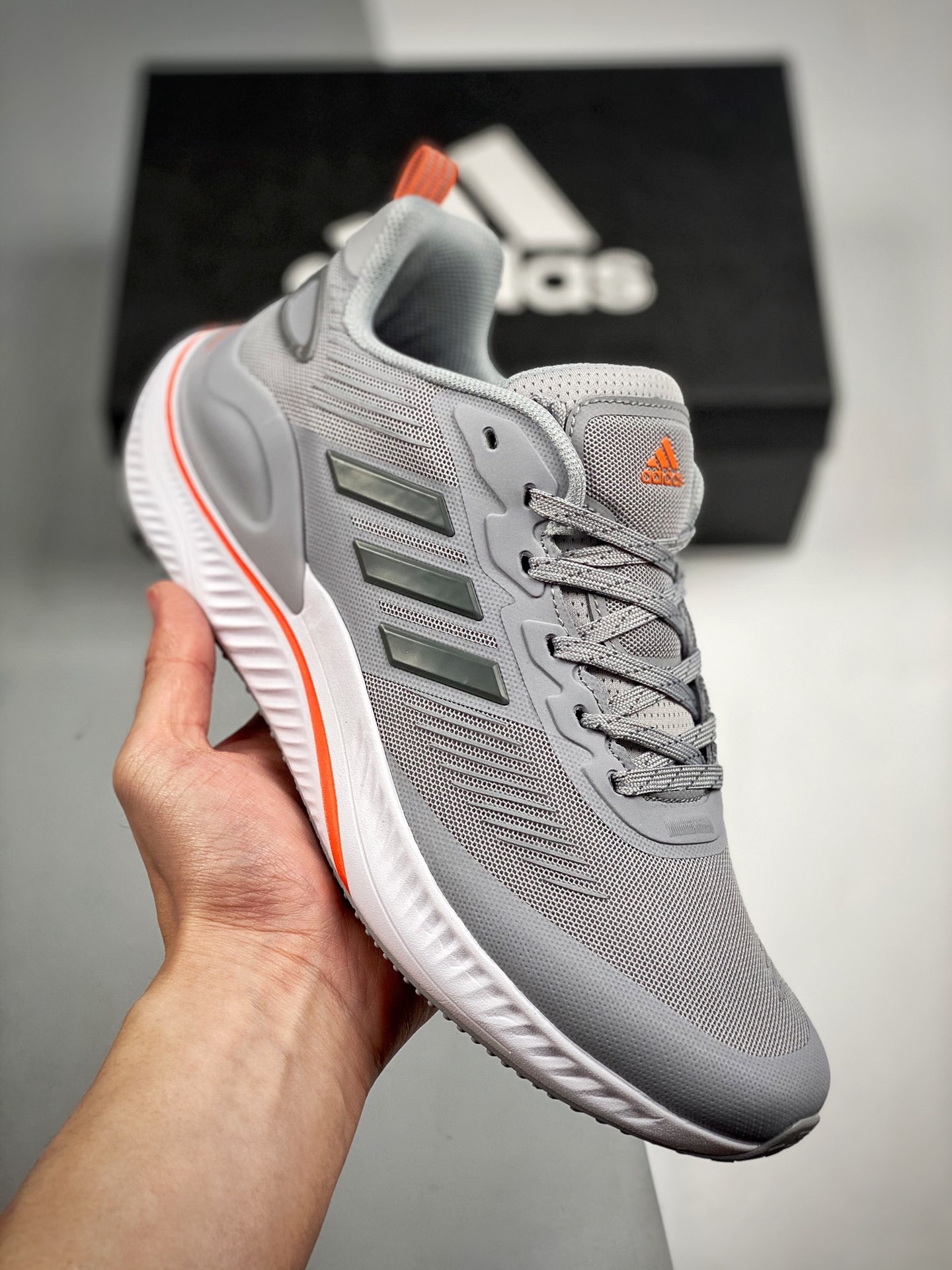 Adidas ALPHAMAGMA zapatillas blancas y grises con parte superior de tela, la puntera y el talón buscan aportar una sens…