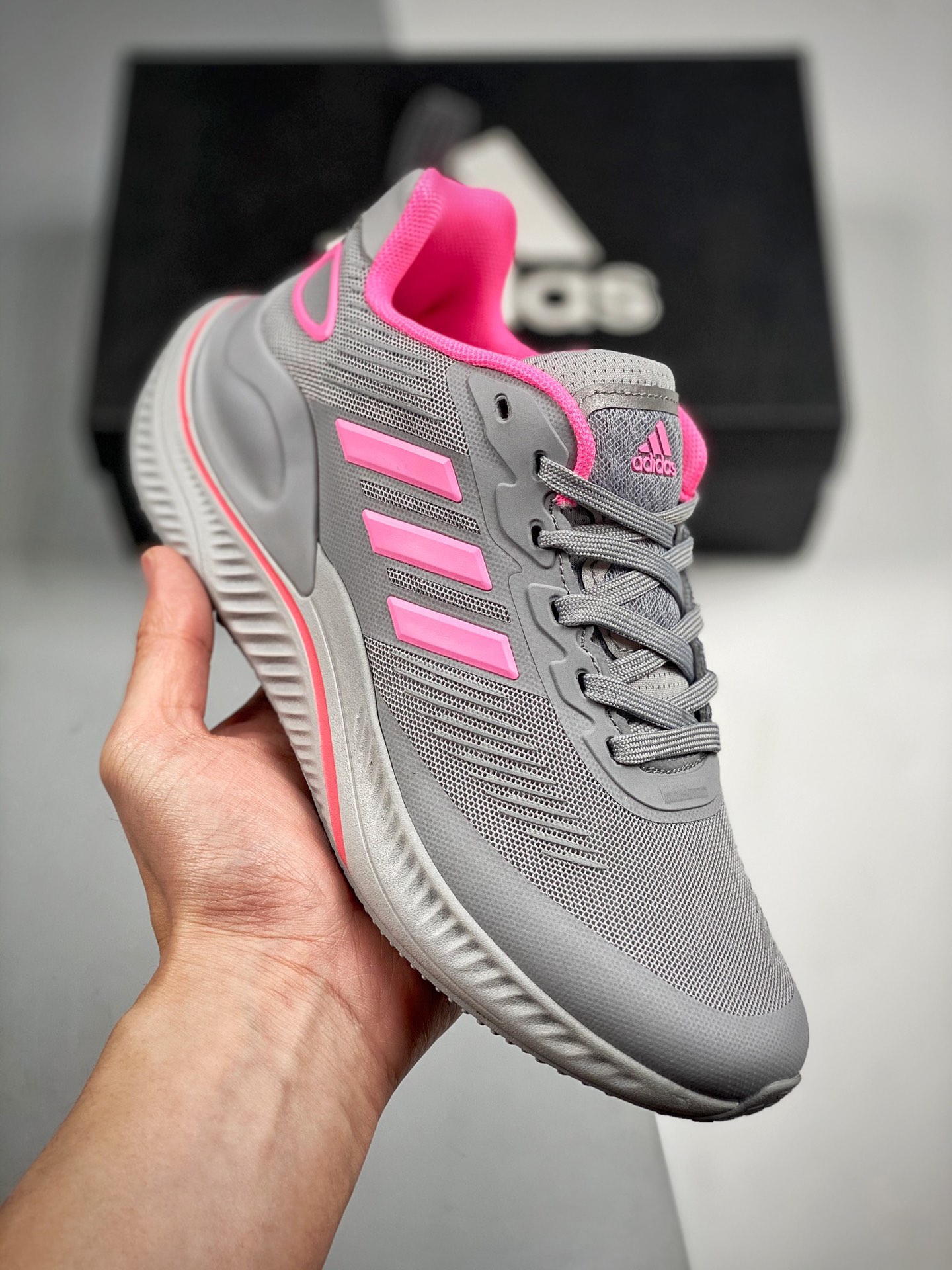 Adidas ALPHAMAGMA zapatillas rosas y grises con parte superior de tela, la puntera y el talón buscan aportar una sensac…