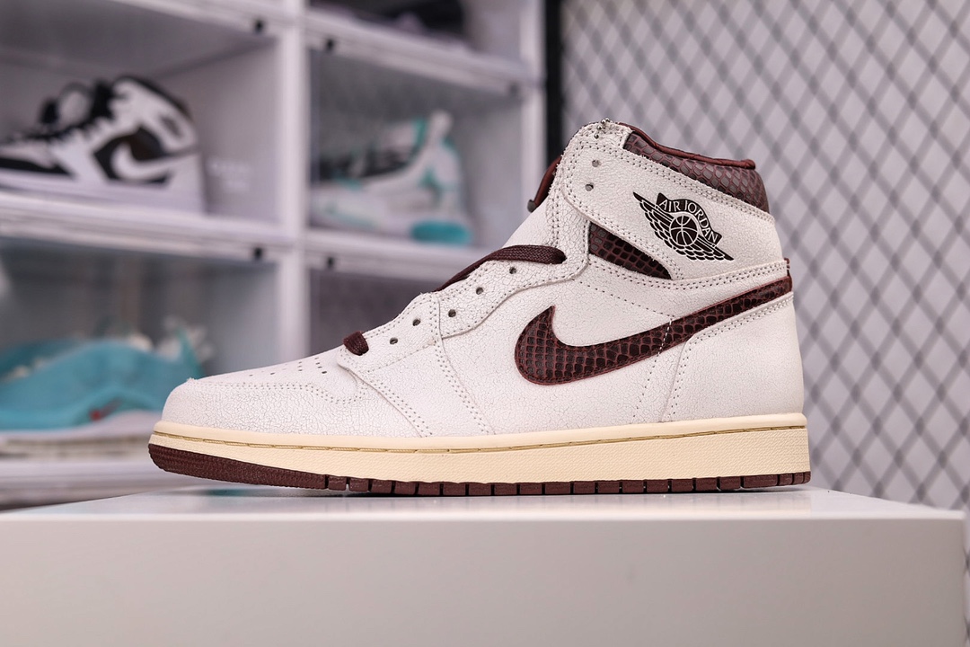 I0 大次 Air Jordan 1 Retro High OG SP “Sail and Burgundy” x A Maniere 灰棕蛇纹 升级原楦型数据开发 全新批次 鞋型纯正 原厂流水成型工艺 缜密中底拉帮工艺