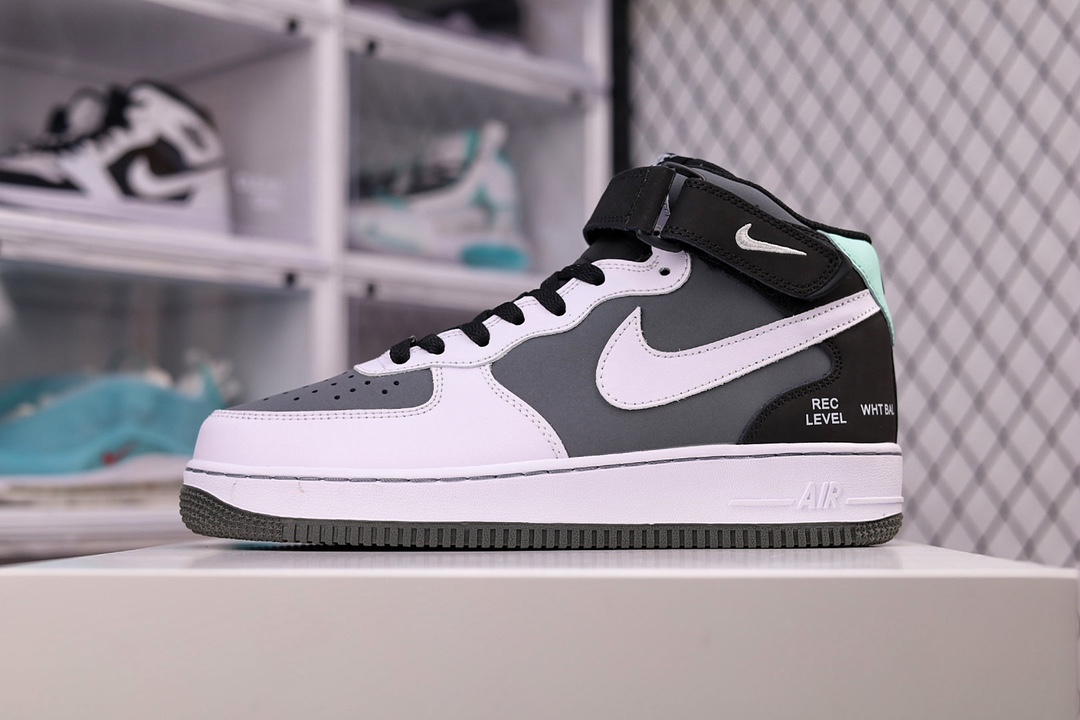 H5 耐克 Nike Air Force 1 Mid 空军一号低帮百搭休闲运动板鞋。柔软、弹性十足的缓震性能和出色的中底设计，横跨复古与现代的外型结合，造就出风靡全球三十多年的Force 1，直到今天还深受青睐。采用优质皮革鞋面材质内置全掌air sole气垫