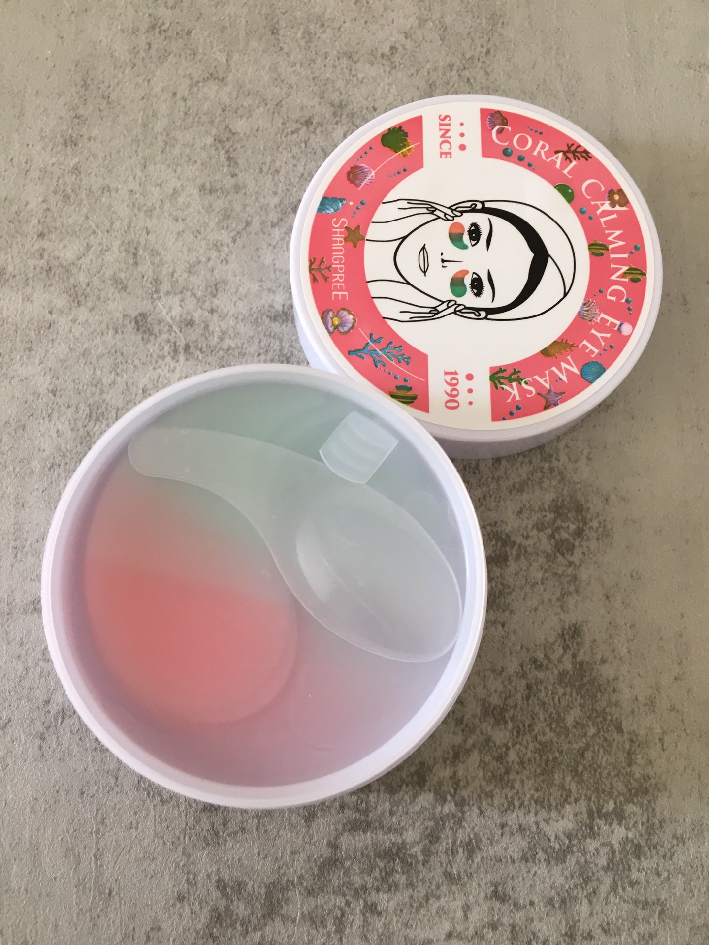 💰 50 防伪🉑️验证 弹润星星眼！  超高颜值香蒲丽眼膜为你打造，这款双色眼贴膜真的颜值和质地都很可，两种好看的颜色混在一起，少女心爆棚！它是那种弹润的果冻眼贴膜质地，敷上以后会让人觉得凉凉润润的很舒服，而且真的能让人感觉到精华被吸收，眼膜在一点点变薄，熬夜以后那种干干皱皱的感觉一下子就能舒缓很多， 睡醒以后敷一敷，早晨起来眼周的浮肿感一下子就能改善hin多，皮肤一下子就能有一种咕噜咕噜喝饱营养的弹润感，感觉双眼一下就变得又亮又有神~