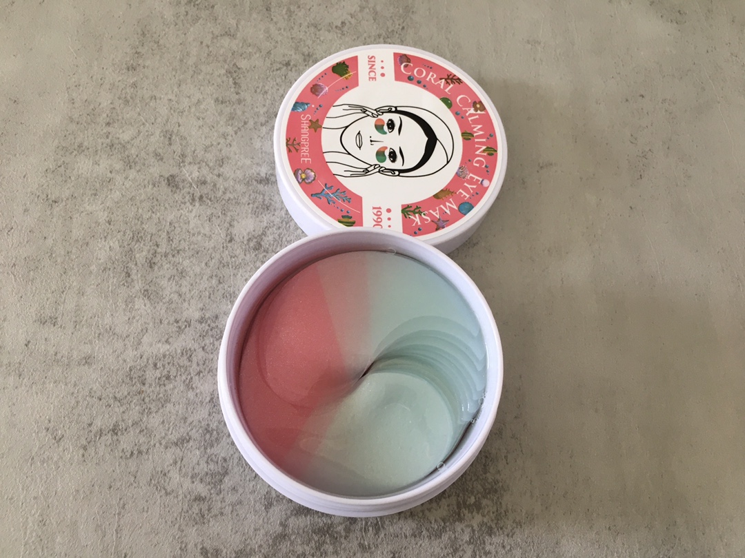 💰 50 防伪🉑️验证 弹润星星眼！  超高颜值香蒲丽眼膜为你打造，这款双色眼贴膜真的颜值和质地都很可，两种好看的颜色混在一起，少女心爆棚！它是那种弹润的果冻眼贴膜质地，敷上以后会让人觉得凉凉润润的很舒服，而且真的能让人感觉到精华被吸收，眼膜在一点点变薄，熬夜以后那种干干皱皱的感觉一下子就能舒缓很多， 睡醒以后敷一敷，早晨起来眼周的浮肿感一下子就能改善hin多，皮肤一下子就能有一种咕噜咕噜喝饱营养的弹润感，感觉双眼一下就变得又亮又有神~