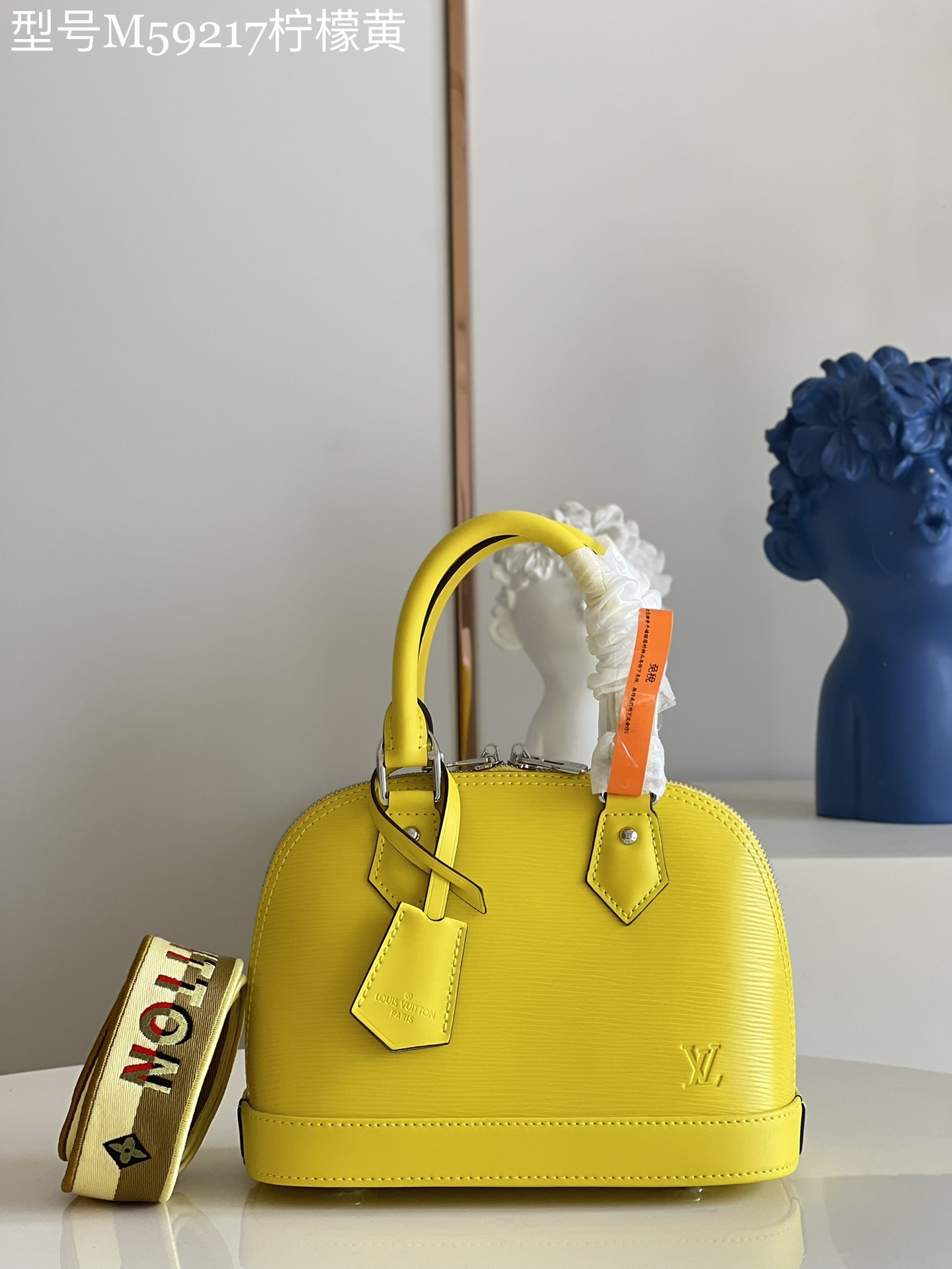 NO:398269,【Exclusive real photo of M59217 Lemon Yellow】M40302 M57341 This Alma BB handbag presents one of Louis Vuitton's most iconic designs with colorful Epi leather, and then the Jacquard shoulder straps are decorated with Louis Vuitton logo embroidery and Monogram flower clusters on both sides, paired with craftsty stitching edges to gather visual focus with dynamic and innovative ideas. Detailed features 23.5 x 17.5 x 11.5 cm (length x height x width) sd.,LV【original leather】,louis vuitton,louis vuitton19860909【独家实拍M59217柠檬黄】M40302 M57341 本款 Alma BB 手袋以缤纷 Epi 皮革呈现路易威登最具标志性的设计之一,再为提花肩带两面分饰路易威登标识刺绣和 Monogram 花簇,搭配工致缝线边缘,以动感新意汇聚视觉焦点. 详细特征23.5 x 17.5 x 11.5 厘米 (长度 x 高 x 宽) sd.,LV【原厂皮】,louis vuitton,louis vuitton,Bag