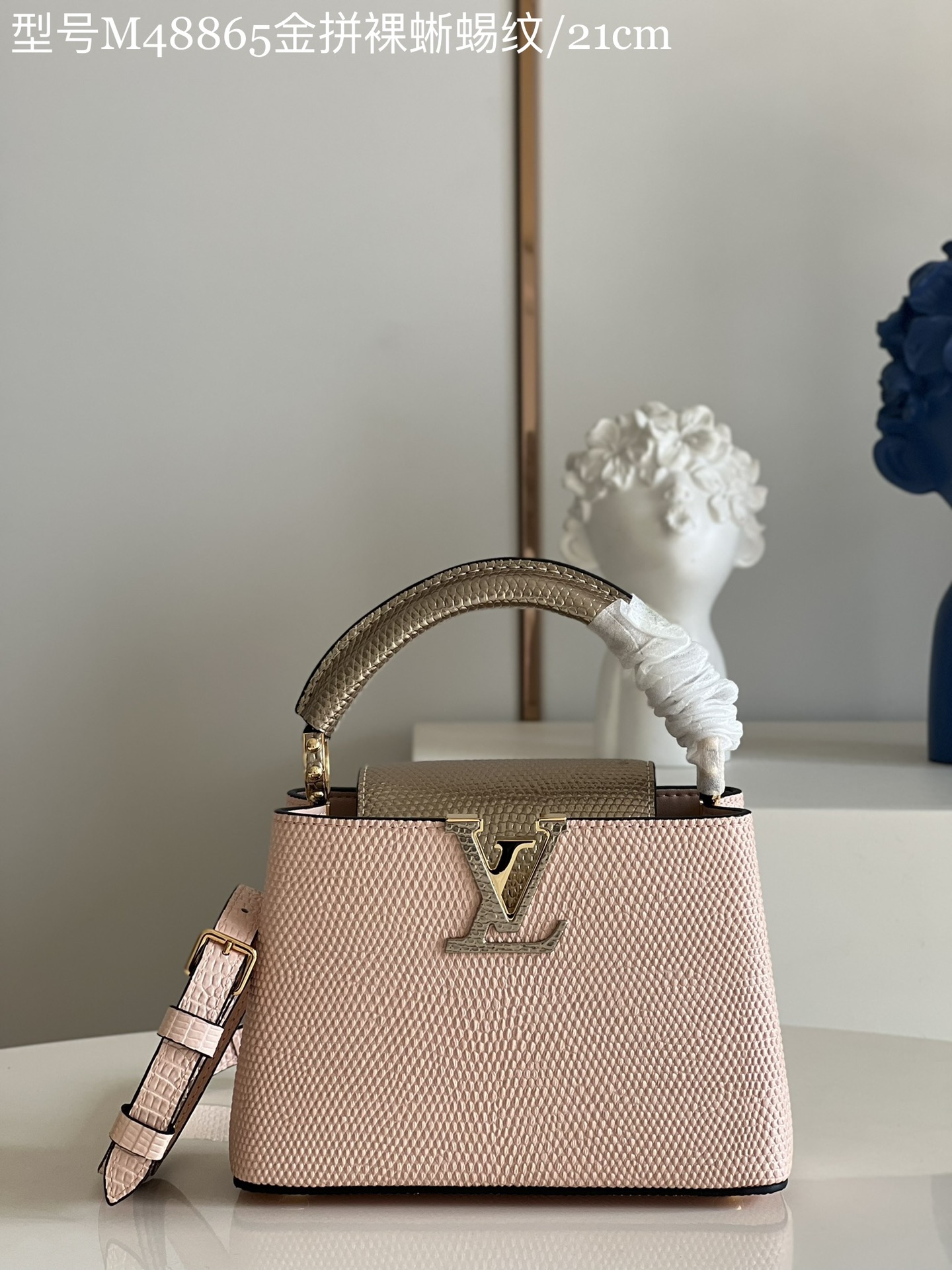 NO:398275,[Exclusive real photo of M48865 gold nude lizard pattern mini] CapucinesBB handbag exquisitely combines the outer layer of graceful lizard pattern, delicate sheepskin lining and shiny metal parts. The iconic flip cover achieves two styles: the lv logo is included and the outer blooms Monogram flowers are illuminated for evening occasions. Size: 21x14x8cm N.1100,LV [original leather],louis vuitton,sheepskin19860909【独家实拍M48865金拼裸色蜥蜴纹 迷你】 CapucinesBB 手袋精巧融合雍容蜥蜴纹外层、细腻绵羊皮内衬和莹泽金属件 标志性翻盖成就两式风尚:内收读取lv标识 外置绽放Monogram花卉 为晚间场合点亮瞩目一隅 size:21x14x8cm N.1100,LV【原厂皮】,louis vuitton,sheepskin,Bag