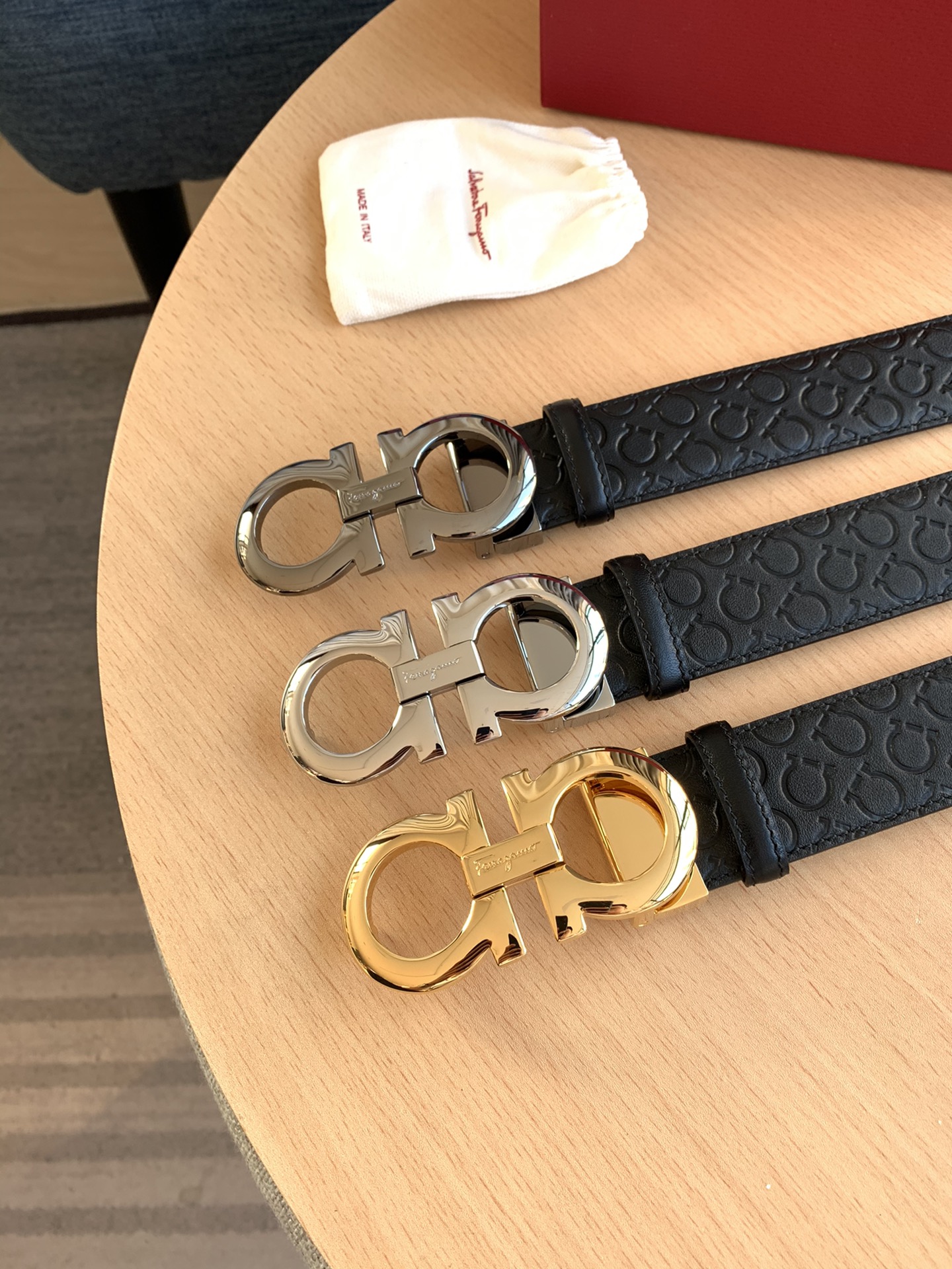 Ferragamo embalaje completo, cinturón, combina diseño moderno con artesanía exquisita; crea un estilo elegant…