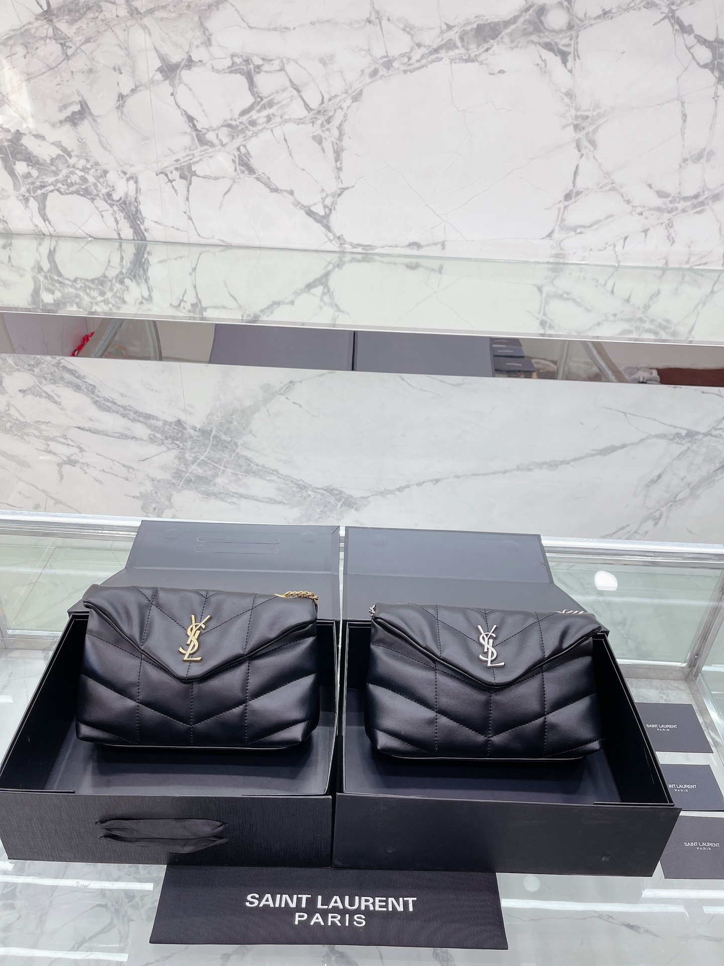 小号  Saint Laurent 圣罗兰 YSL  女士 款 Saint Laurent 圣罗兰 YSL 软糯的云朵包| loulou 包评测这款包我买来我这款金链啦~首先它是小羊皮材质的所以不耐磨大家要小心使用一不小心就会磨破向面但是手感非常非常好都可以当枕头了比香奈儿19软很多摸到真的会惊艳的那种感觉哈哈哈就和棉花糖一样包的本身也很轻完全不用担心会重!后面有上身图可以手拿侧背手提还可以交叉背!打开是信封形的所以容量也非常大可以装下日常出 门要带的所有东西! ! ! black18cm