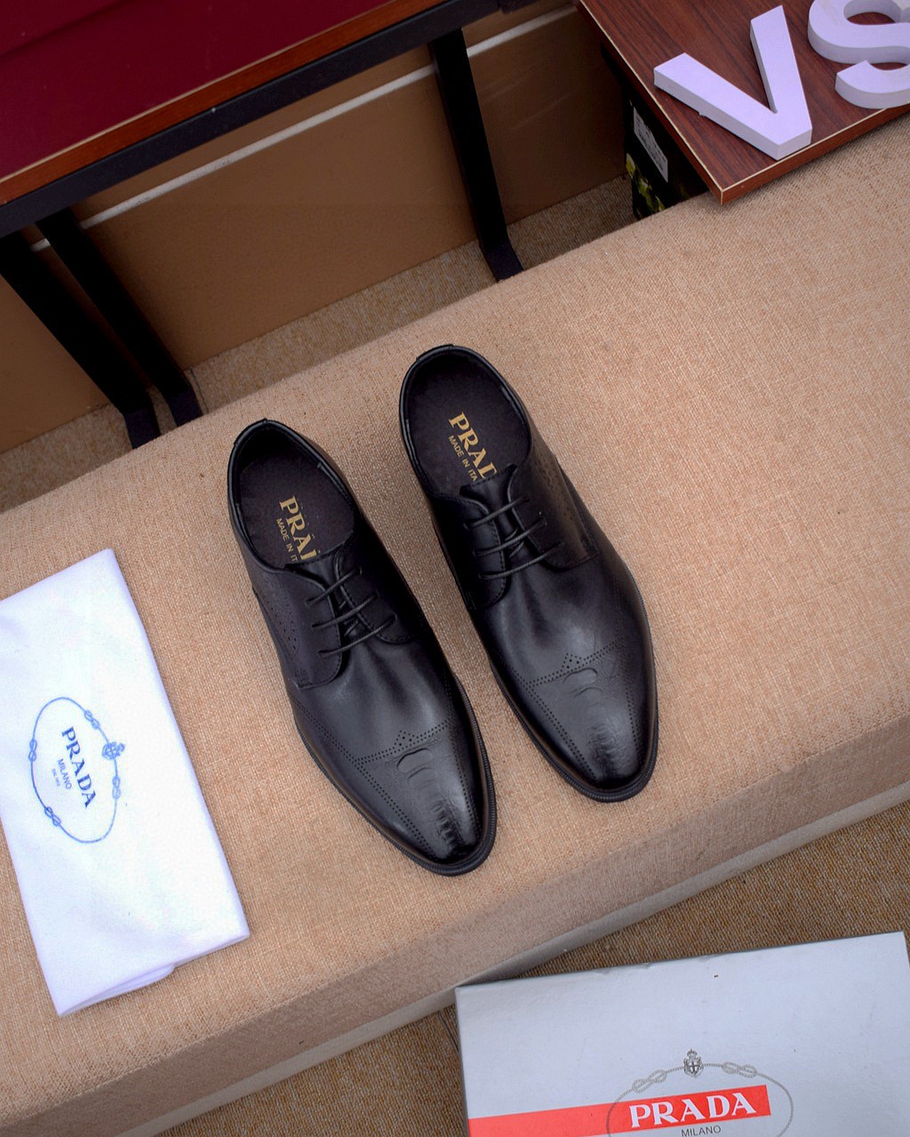 I5  经典款 普拉达 Prada 专柜款原版完美复刻👉奢华时尚的高端产品✊ 完美的楦型加上顶级的手工制作，使得本款鞋子立马形成了一股浓郁的贵族气息。进口头层牛皮 G5 %牛皮💋真皮内里🎶法国进口皮鞋专用橡胶组合大底😍颜色：图片色☕️