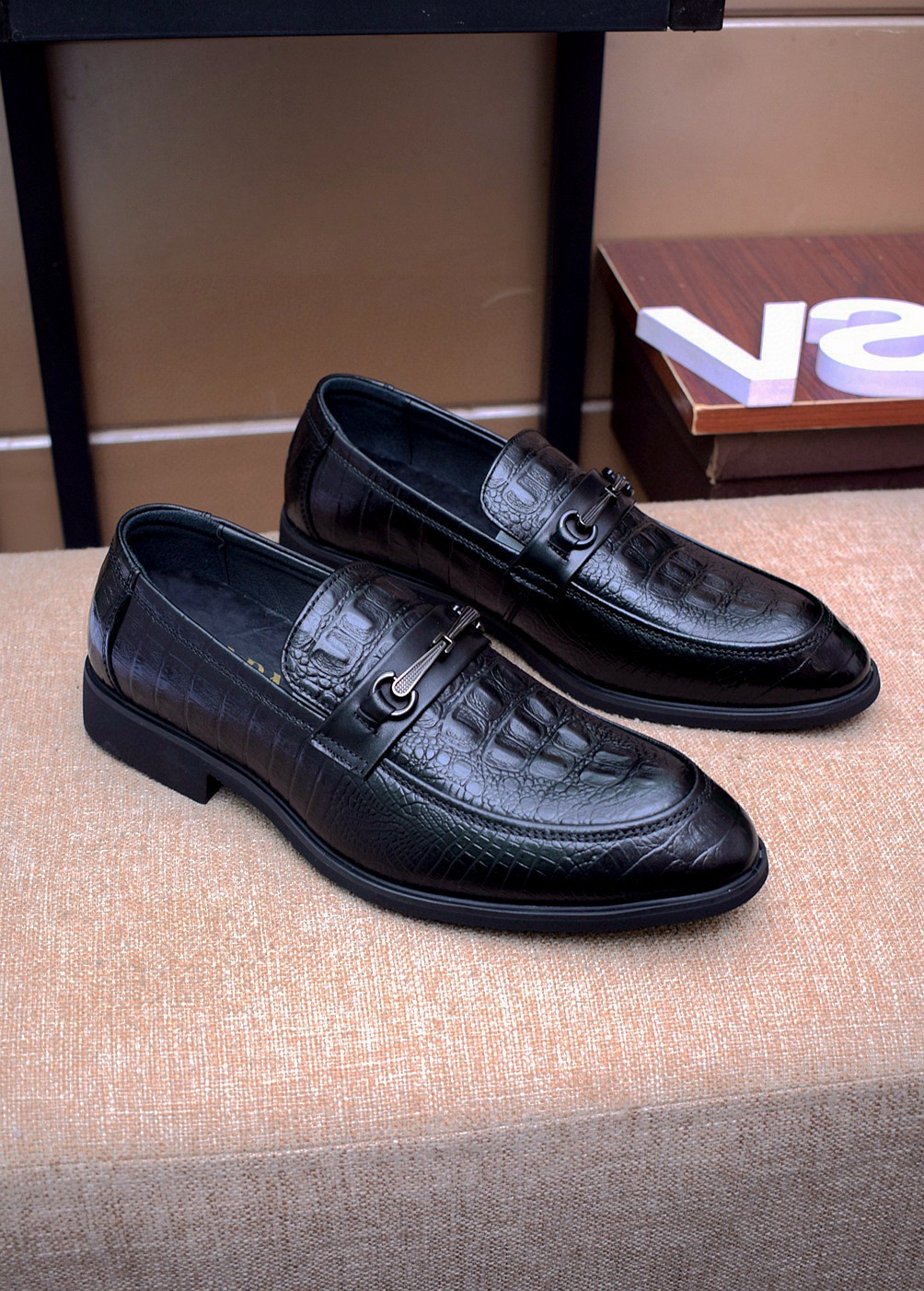 I5  经典款 普拉达 Prada 专柜款原版完美复刻👉奢华时尚的高端产品✊ 完美的楦型加上顶级的手工制作，使得本款鞋子立马形成了一股浓郁的贵族气息。进口头层牛皮 G5 %牛皮💋真皮内里🎶法国进口皮鞋专用橡胶组合大底😍颜色：图片色☕️