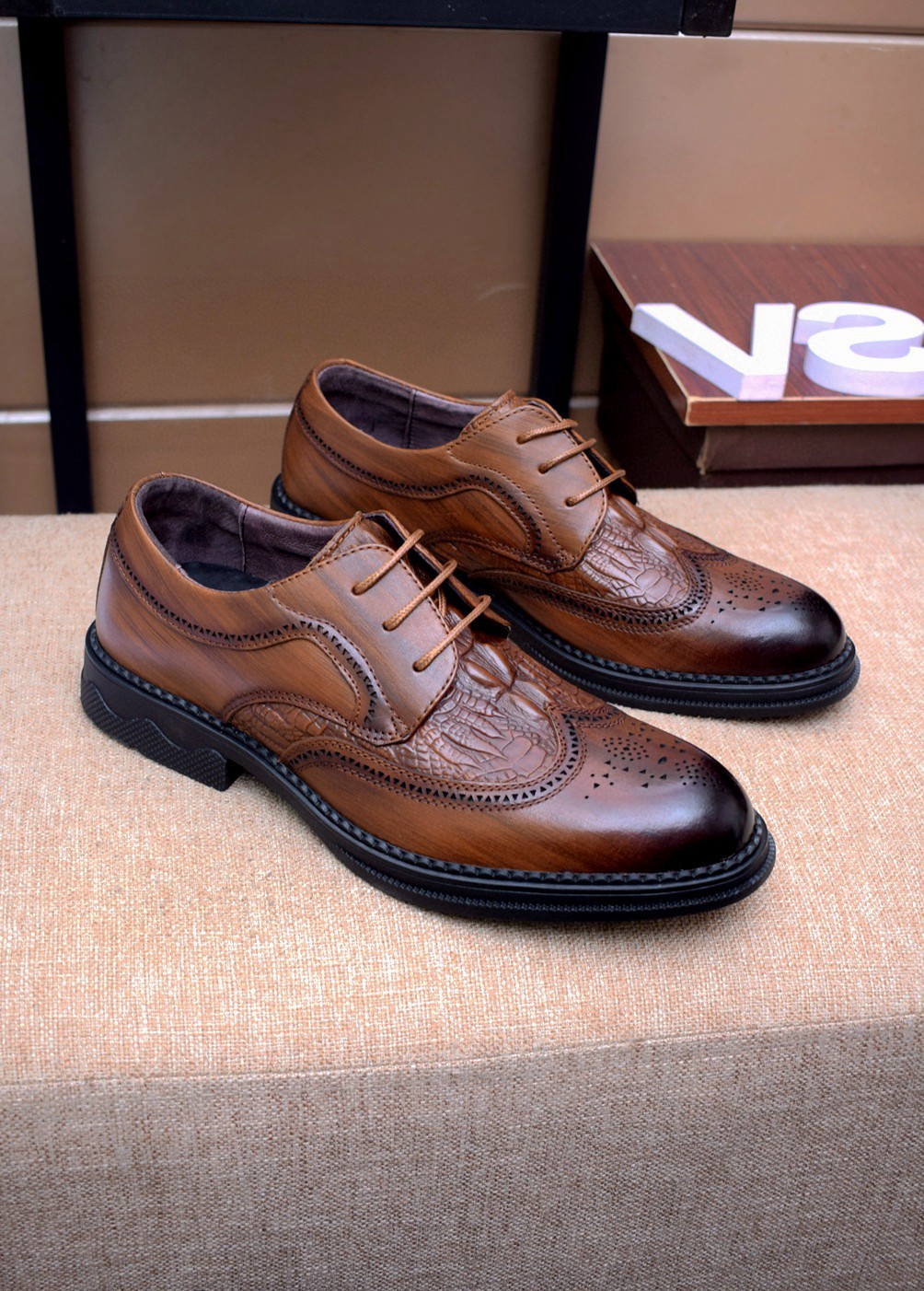 I5  经典款 普拉达 Prada 专柜款原版完美复刻👉奢华时尚的高端产品✊ 完美的楦型加上顶级的手工制作，使得本款鞋子立马形成了一股浓郁的贵族气息。进口头层牛皮 G5 %牛皮💋真皮内里🎶法国进口皮鞋专用橡胶组合大底😍颜色：图片色☕️