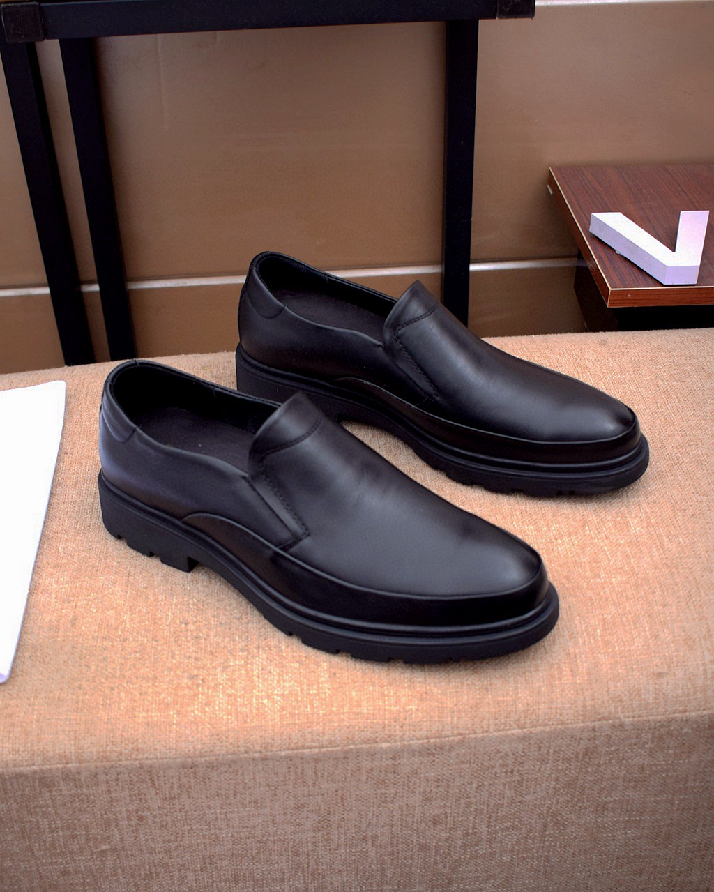 I5  经典款 普拉达 Prada 专柜款原版完美复刻👉奢华时尚的高端产品✊ 完美的楦型加上顶级的手工制作，使得本款鞋子立马形成了一股浓郁的贵族气息。进口头层牛皮 G5 %牛皮💋真皮内里🎶法国进口皮鞋专用橡胶组合大底😍颜色：图片色☕️