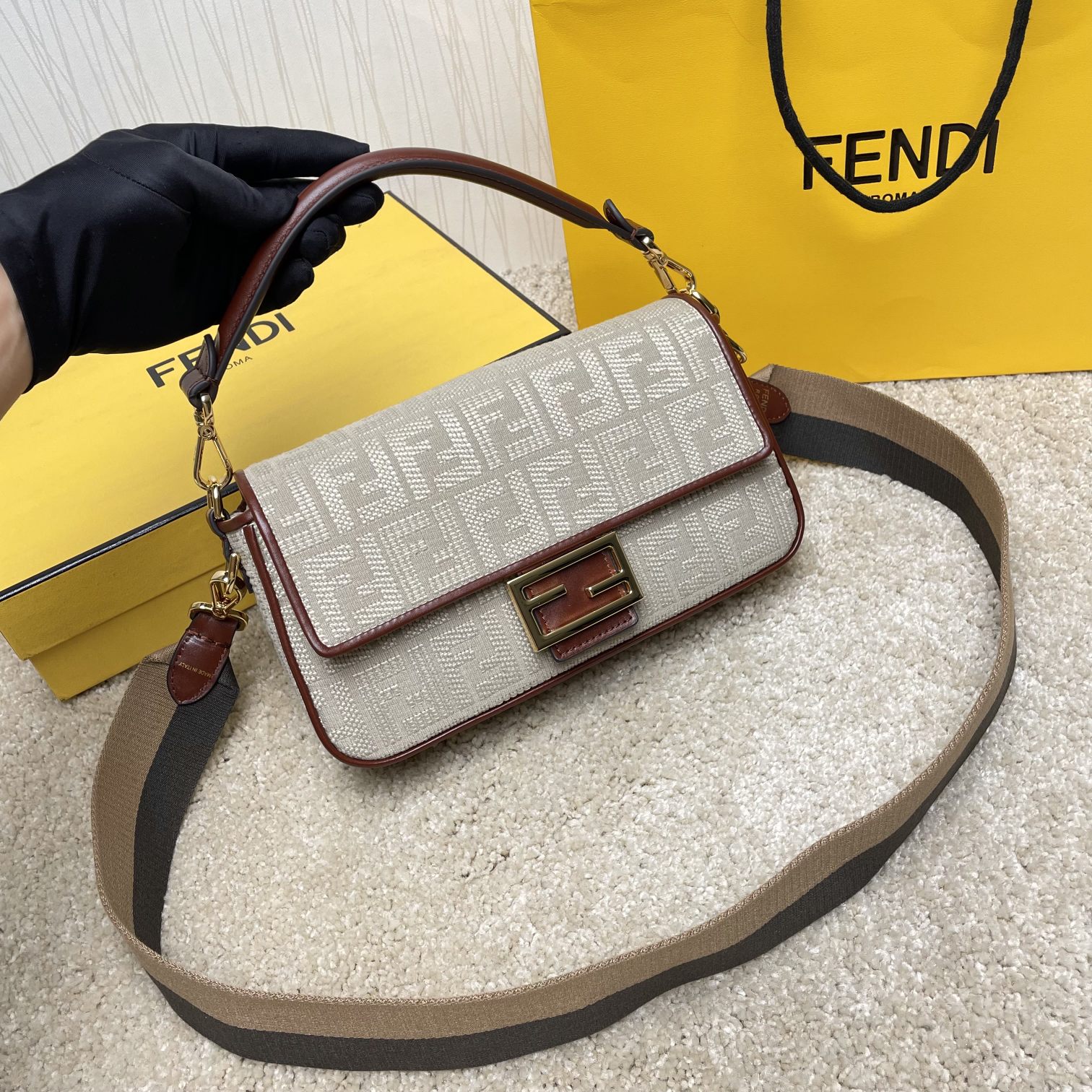 Fendi 名称： Mon Tresor 立体绣花法棍