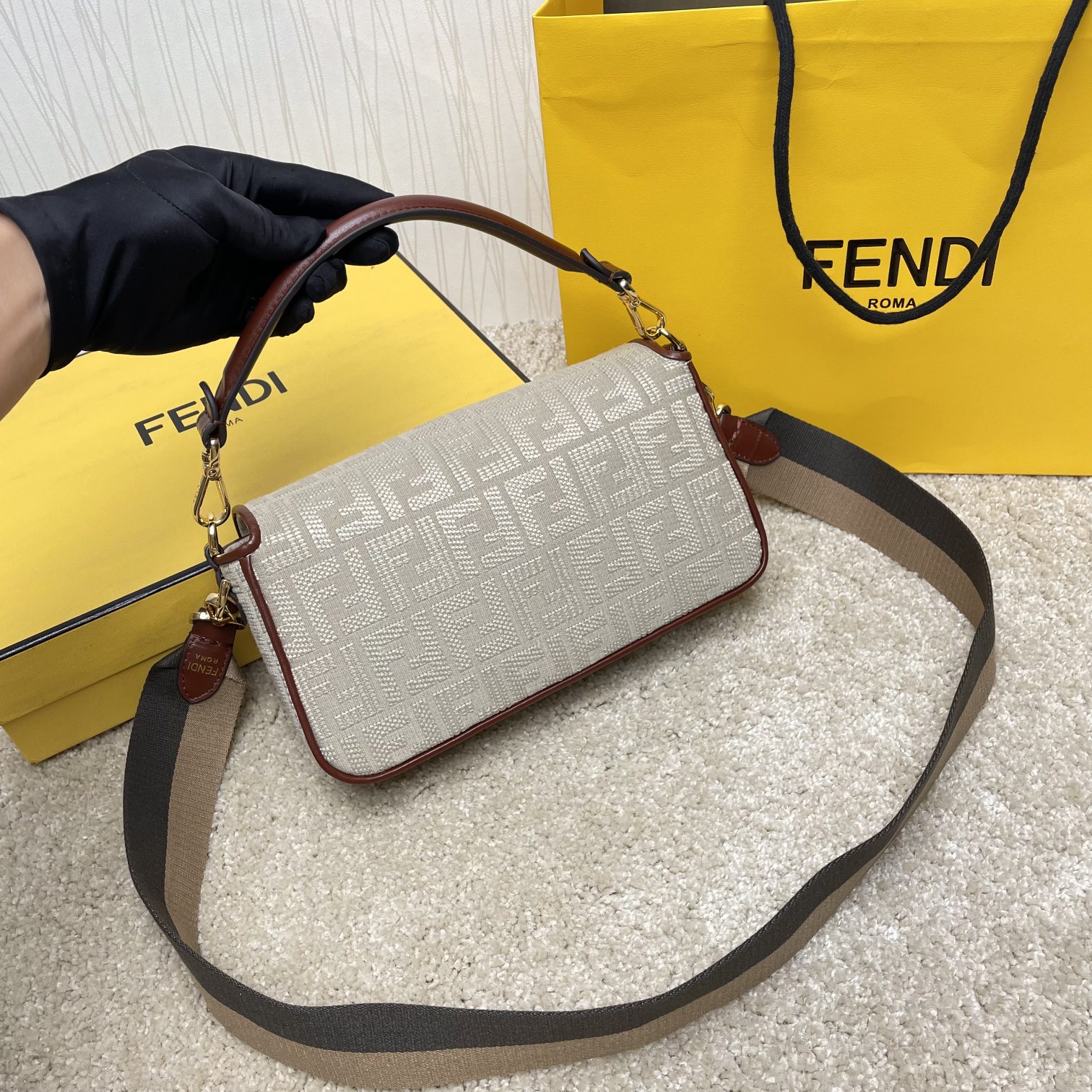 Fendi 名称： Mon Tresor 立体绣花法棍