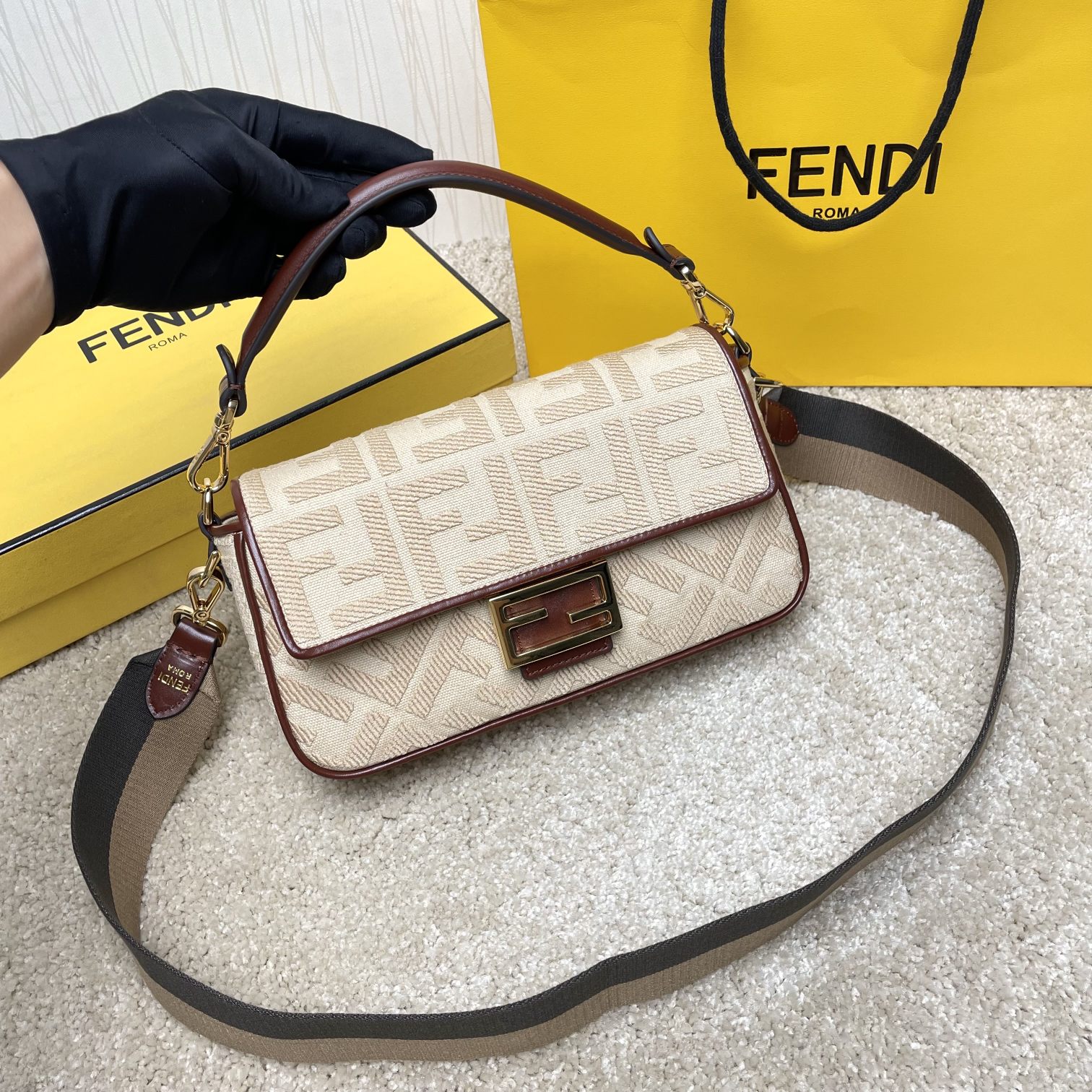 Fendi 名称： Mon Tresor 立体绣花法棍