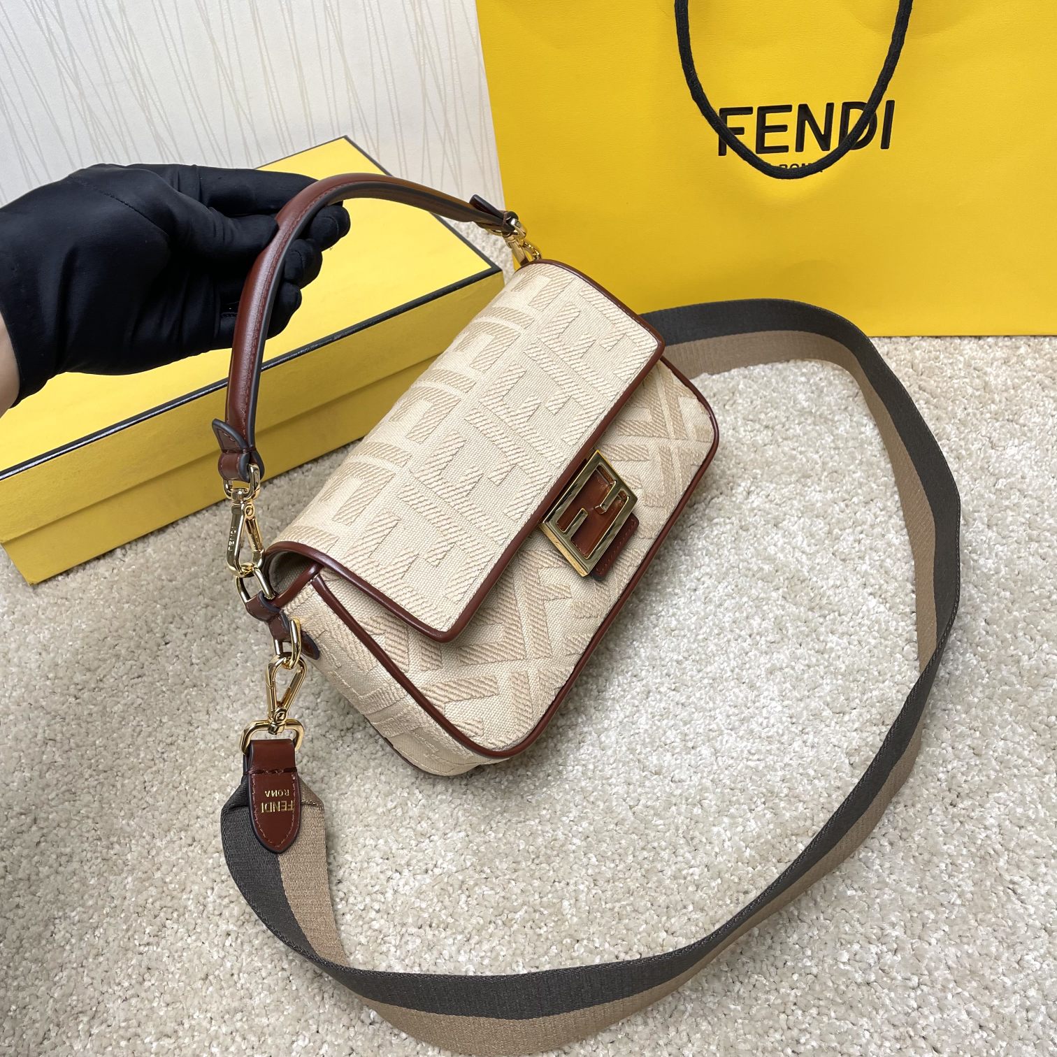 Fendi 名称： Mon Tresor 立体绣花法棍