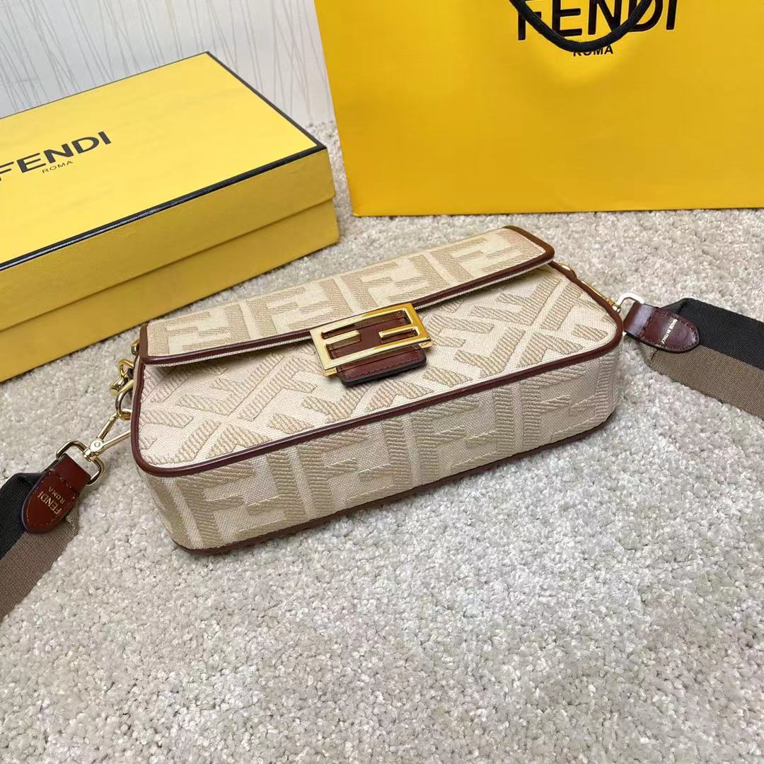 Fendi 名称： Mon Tresor 立体绣花法棍