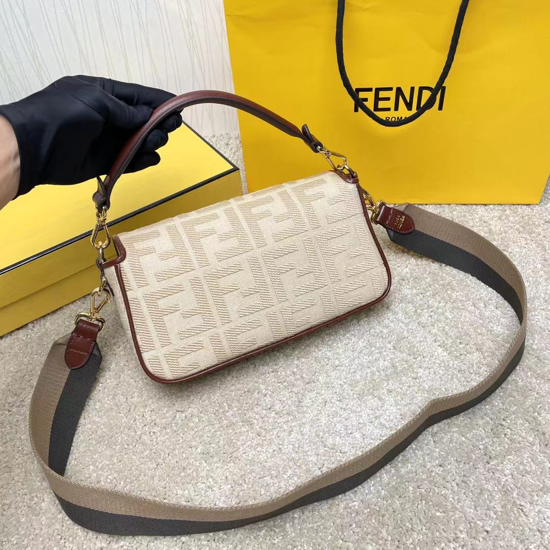 Fendi 名称： Mon Tresor 立体绣花法棍