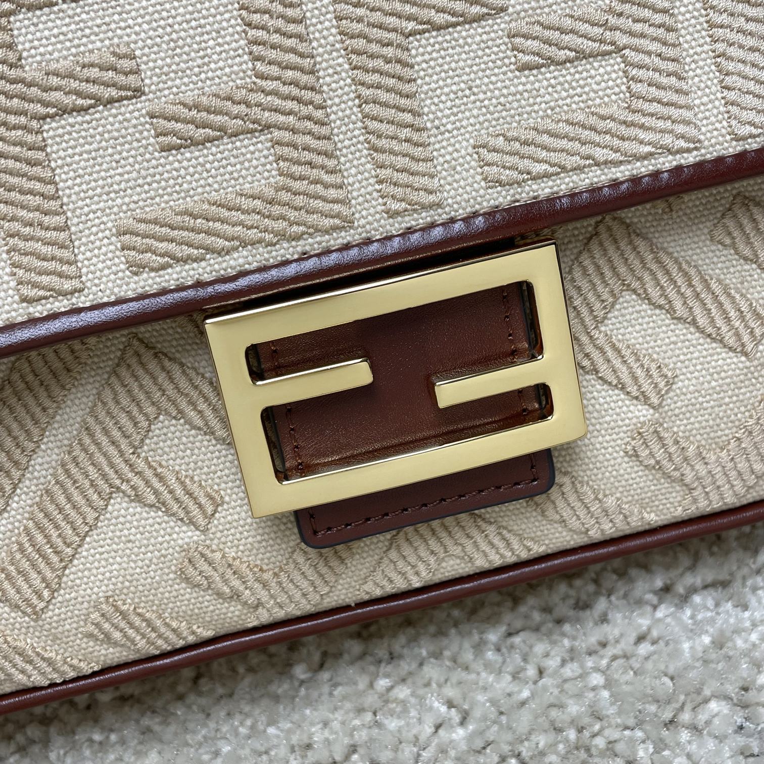 Fendi 名称： Mon Tresor 立体绣花法棍