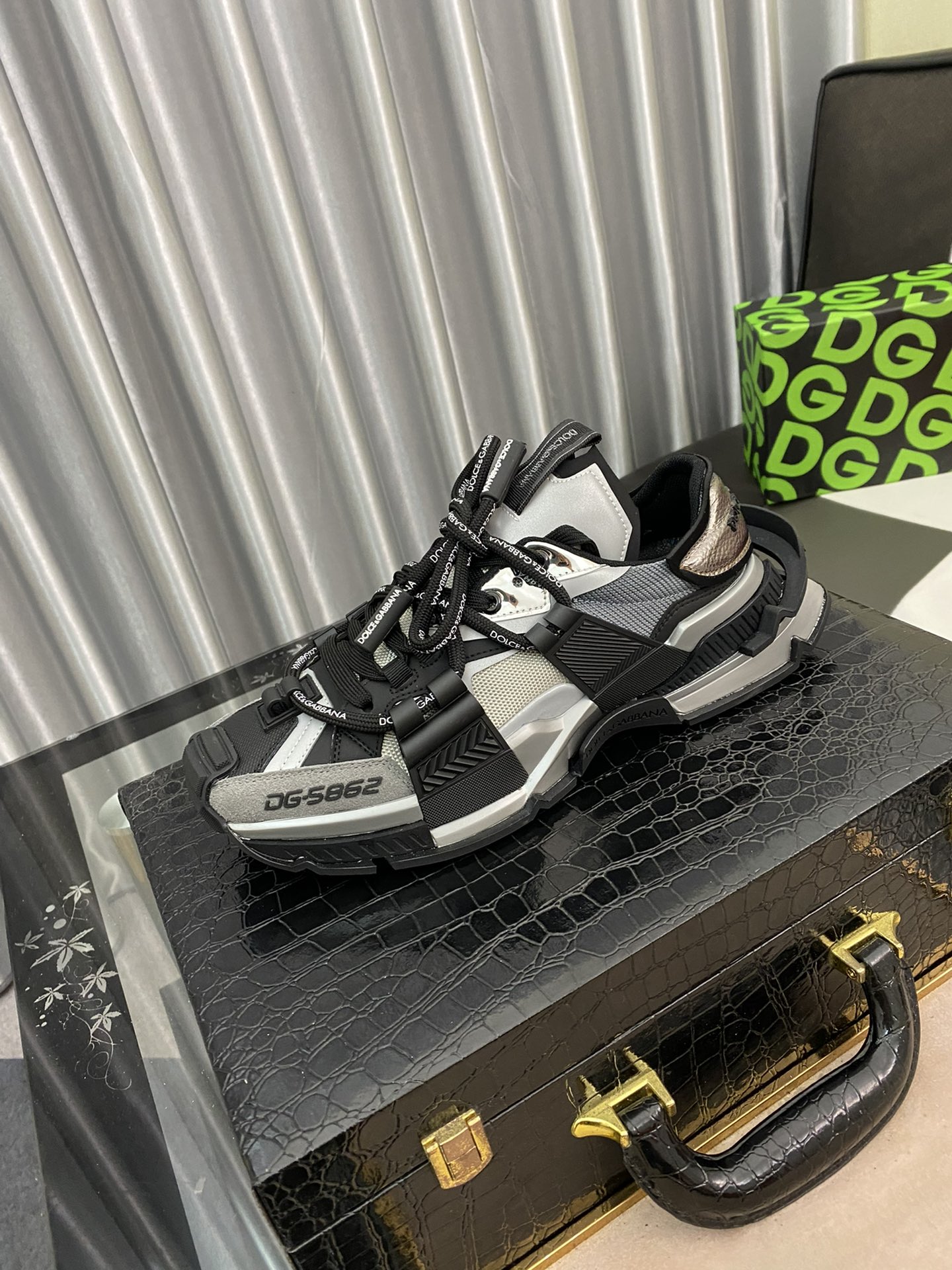 NO:272769,DOLC* & GDB*NA DG, Dolce & Gabban, the new casual sneakers in early spring, Daddy shoes, DG's latest development Daddy shoes, this sneaker is full of technology, the entire design concept of machine armor, all uppers are made of heavy craftsmanship, the double shoe design with full logo, the materials are original imported customized fabrics, many small accessories are made with private molds, strive to be no different from the original!  !  The difference between the original 1:1 mold TPU large bottom and the rubber large bottom on the market!  Male size 38-44, Dolce & Gabbana, sneakers19860909DOLC* & GDB*NA DG杜嘉班哪 早春新款休闲运动鞋 老爹鞋DG最新研发老爹鞋这款运动鞋科技感十足 机器盔甲的整个设计理念 鞋面全部都是重工艺制作 双鞋设计带全logo 材料都是原版进口定制面料 很多小配件都是开了私模力求与原版无区别！！大底原版1:1开的模具TPU大底区别与市面上的橡胶大底！码数男38-44,,Dolce&Gabbana,sneakers,Men's shoes