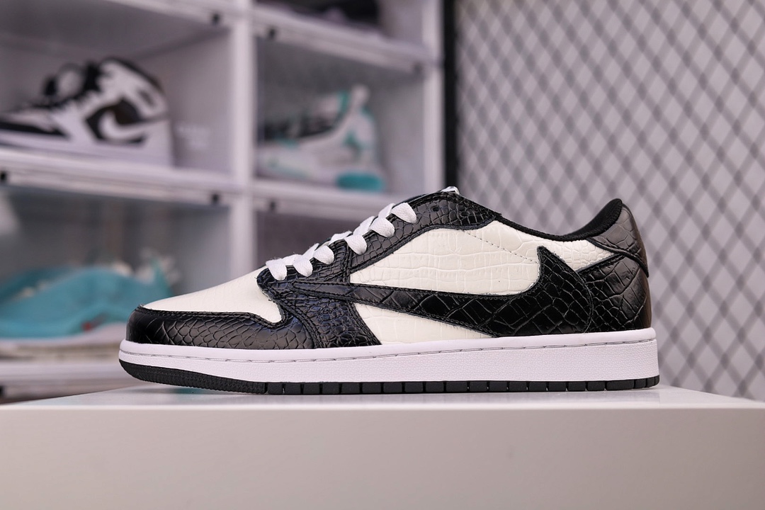H0 Fragment x TS x Air Jordan 1 Low三方联名倒钩低帮 实拍首发全新的三方联名低帮倒钩鞋面延续了黑脚趾设计，整双鞋以全荔枝皮打造，腰身搭配白色「倒勾」，再点缀上Travis Scott 标志性的Logo，后跟处以藤原浩最拿手的蓝色为主色调，完善极具Fragment Design的白蓝黑设计风格，左右脚分别以Travis Scott鬼脸和乔丹飞翼加以修饰，彰显出三方联名的奢华格调。