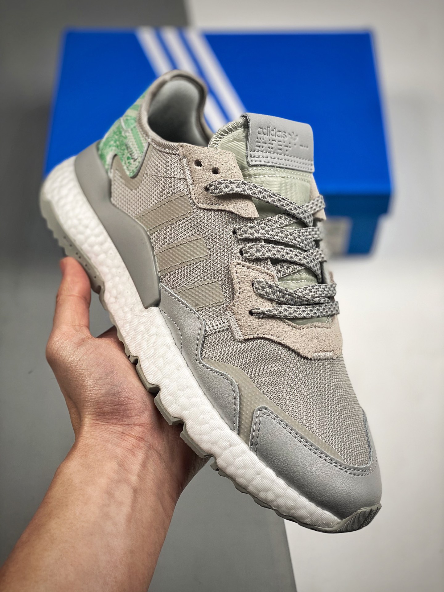 AD Nite Jogger Boost Gris con Vetas Verdes Trébol Colaboración Night Runner N.º de artículo: FW6691 Zapatillas de runni…