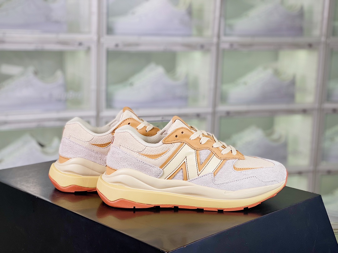 G5 采用猪巴革料拼接透气网织布鞋面材质中底高弹EVA发泡材质外置橡胶大齿防滑橡胶外底尽显90年代复古风格推出全新配色,NB新百伦New Balance M5740系列复古老爹风休闲运动慢跑鞋“浅灰杏仁棕”M5740TSN