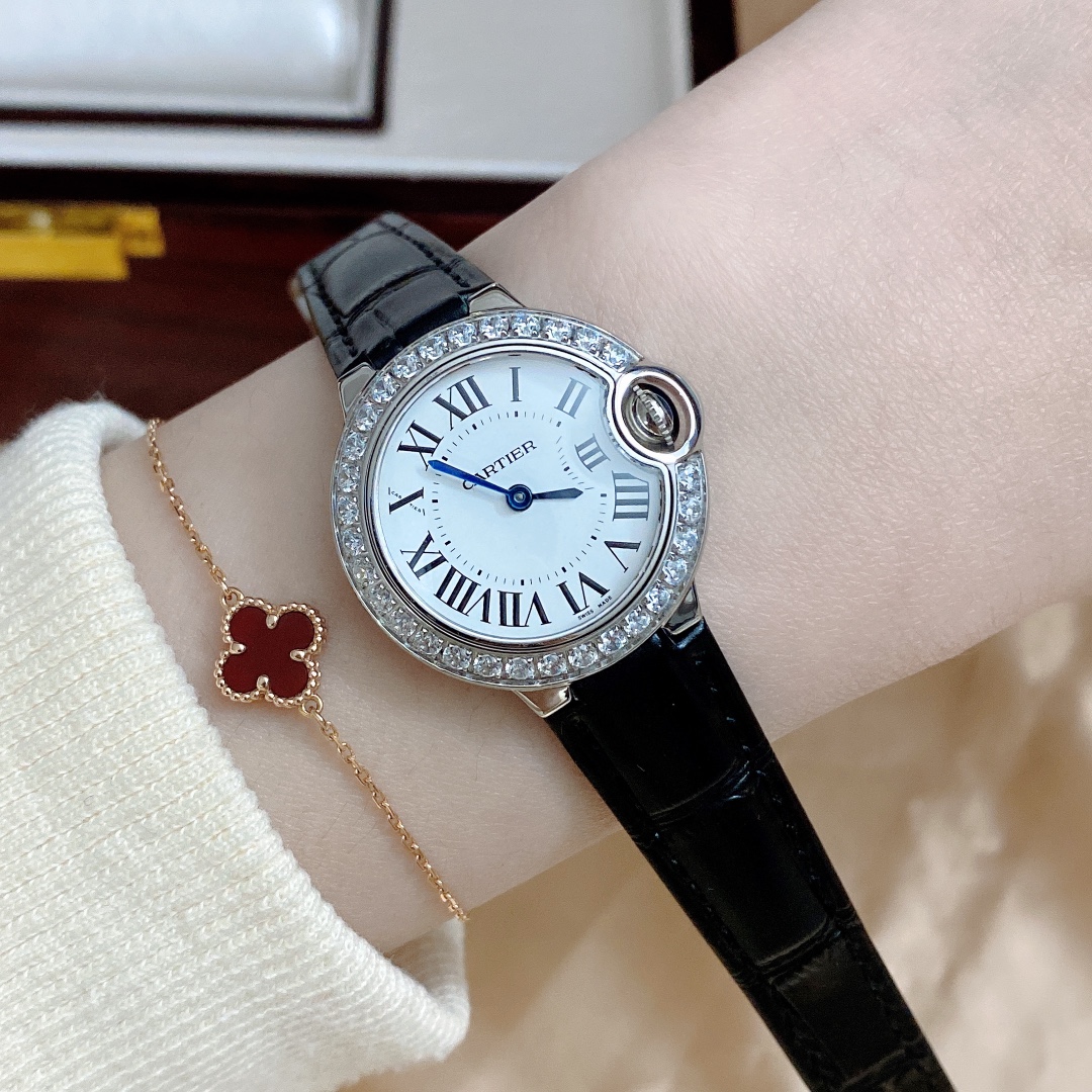 Cartier 卡地亚 机芯：瑞士进口石英机芯 原装1：1 28MM、凸面弧形表壳 蓝宝石玻璃