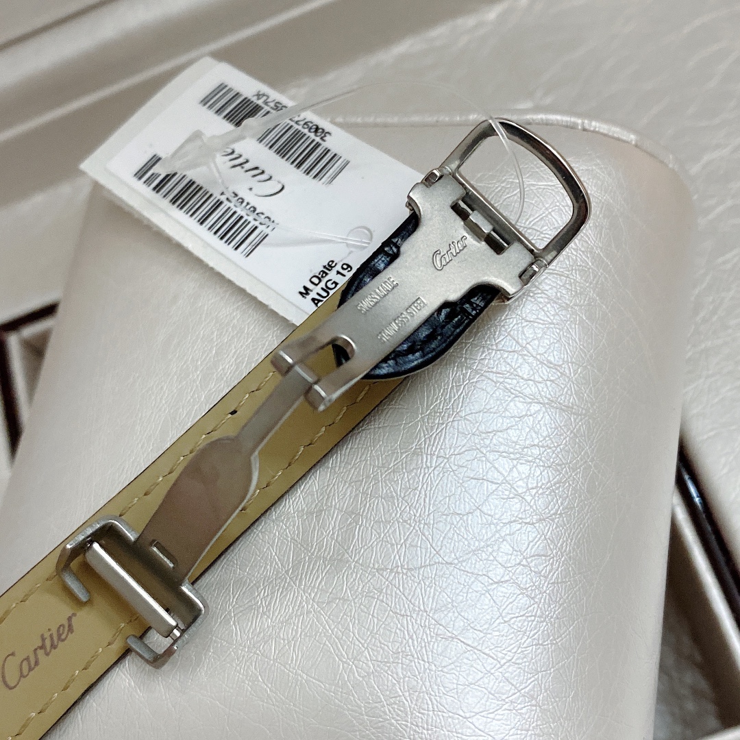 Cartier 卡地亚 机芯：瑞士进口石英机芯 原装1：1 28MM、凸面弧形表壳 蓝宝石玻璃