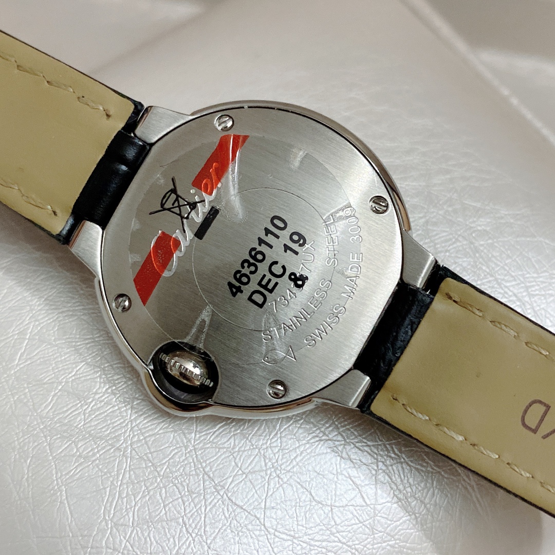 Cartier 卡地亚 机芯：瑞士进口石英机芯 原装1：1 28MM、凸面弧形表壳 蓝宝石玻璃