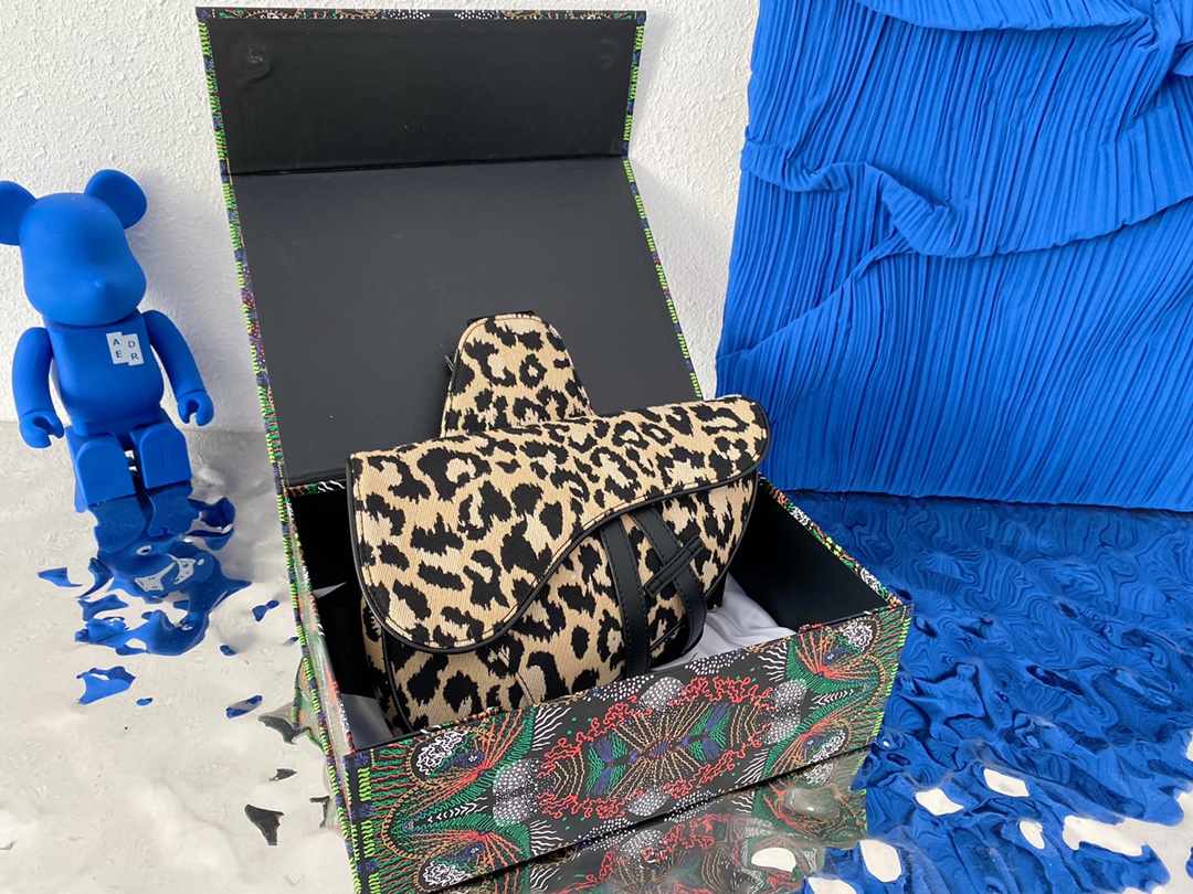 Dior  迪奥  豹纹印花马鞍包 男女通用胸包 斜挎包 采用精湛镶嵌细工，经典百搭 实物拍摄 原厂原版面料 配送小票防尘袋 折叠礼盒 26 x 19 cm。