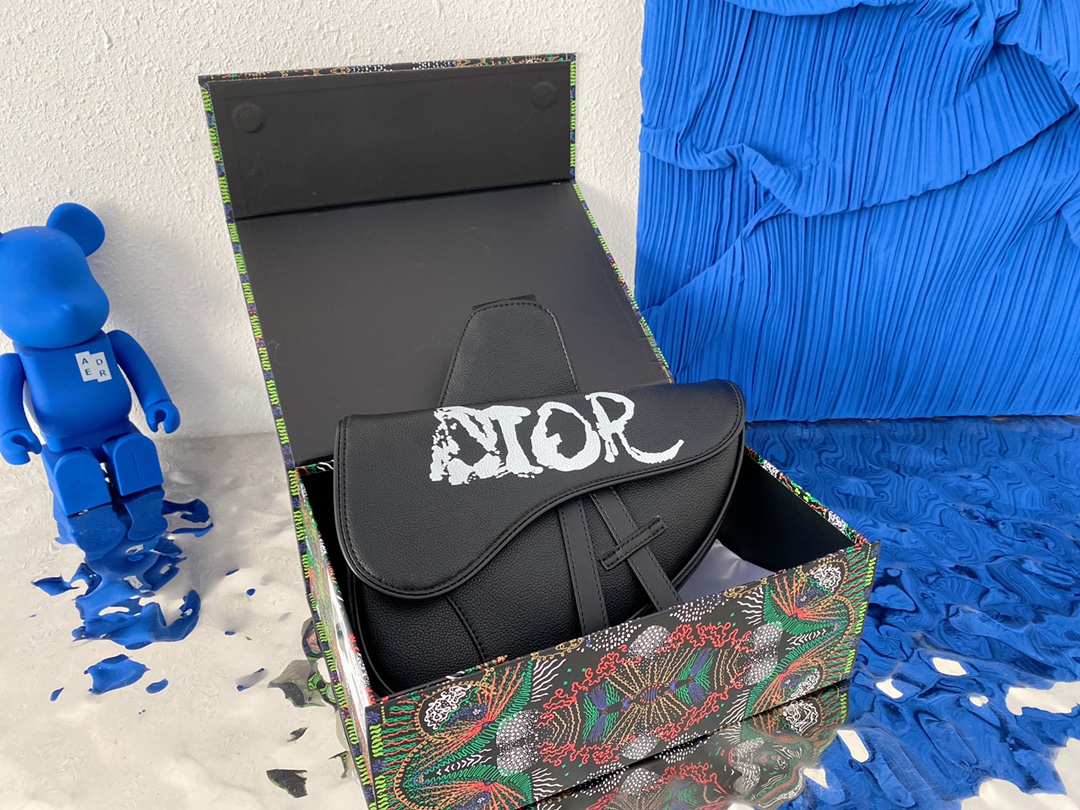 Dior  迪奥  Doig联名马鞍包 男女通用胸包 斜挎包 采用精湛镶嵌细工，经典百搭 实物拍摄 原厂原版面料 配送小票防尘袋 折叠礼盒 26 x 19 cm。
