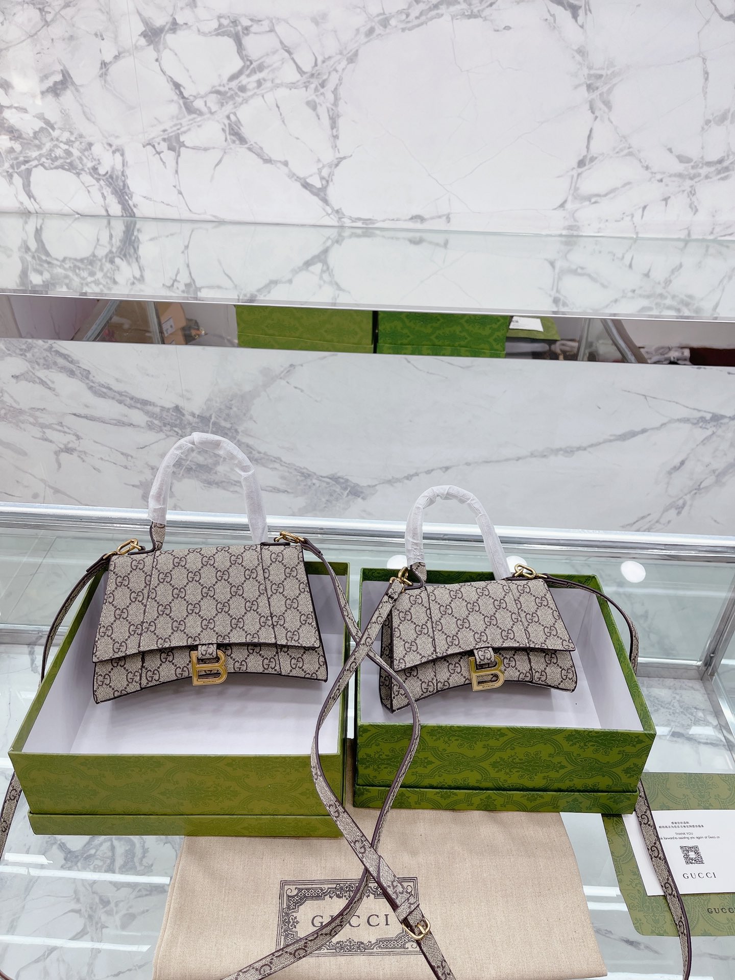 原单品质 BALENCIAGAxGUCCI联名!!你敢信吗???!!之前听说GUCCI跟BALENCIAGA要出联名 还以为是八卦网站开玩笑，今早突然刷到真的绝了!!在GUCCI诞辰百年之季 发布了全新“Aria-时尚咏叹调 系列 两个品牌的经典款式和老花图案的结合，非常惊喜! 尺寸 大号 23 15 小号20 13cm