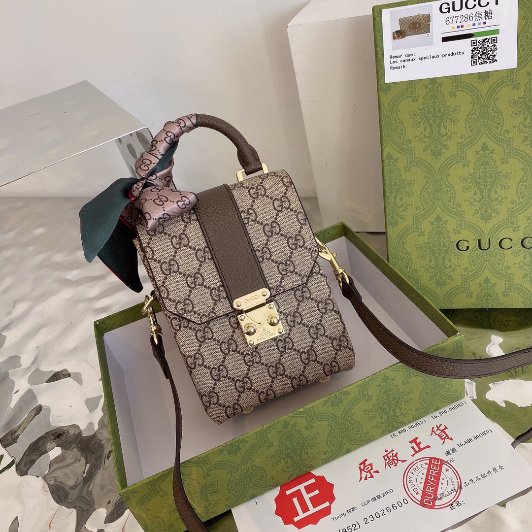 J0 这款盒子手机包 现今潮流趋势以及足够抢眼的撞色来理解。即便拿着它去搭配简约款式的服装，随便拗出来的造型都带着浓浓的年代感~ 这款盒子手机包 现今潮流趋势以及足够抢眼的撞色来理解。即便拿着它去搭配简约款式的服装，随便拗出来的造型都带着浓浓的年代感~