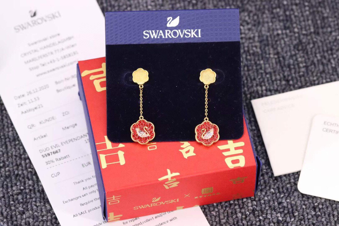 批160 swarovski 花开耀吉 红色花卉天鹅耳环

🏮 🏮 新的一年、吉祥如意，福禄临门
这款精致的耳环采用花卉图形设计，其灵感源自传统大吉葫芦瓶瓶身的华美装饰，红色密镶仿水晶散发着明亮的光泽。一款雅致的耳坠，花卉设计中心是一只以闪耀施华洛世奇锆石打造的品牌经典天鹅。这款精致而寓意吉祥的耳环十分百搭，是为日常穿搭增添一抹亮色的绝佳之选，也是纪念特殊场合的理想礼物。